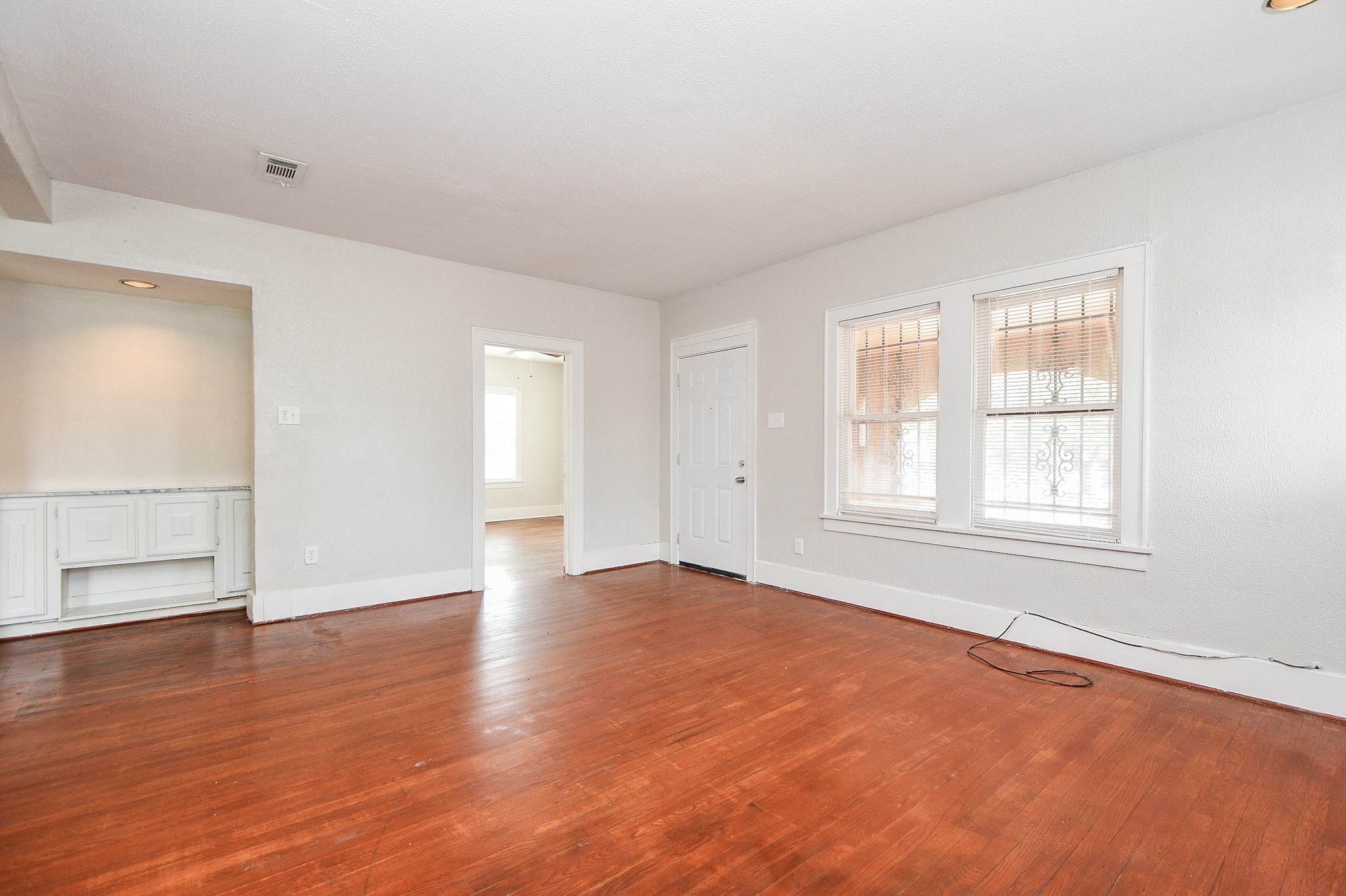 5049 Jefferson Street B Property Photo 8