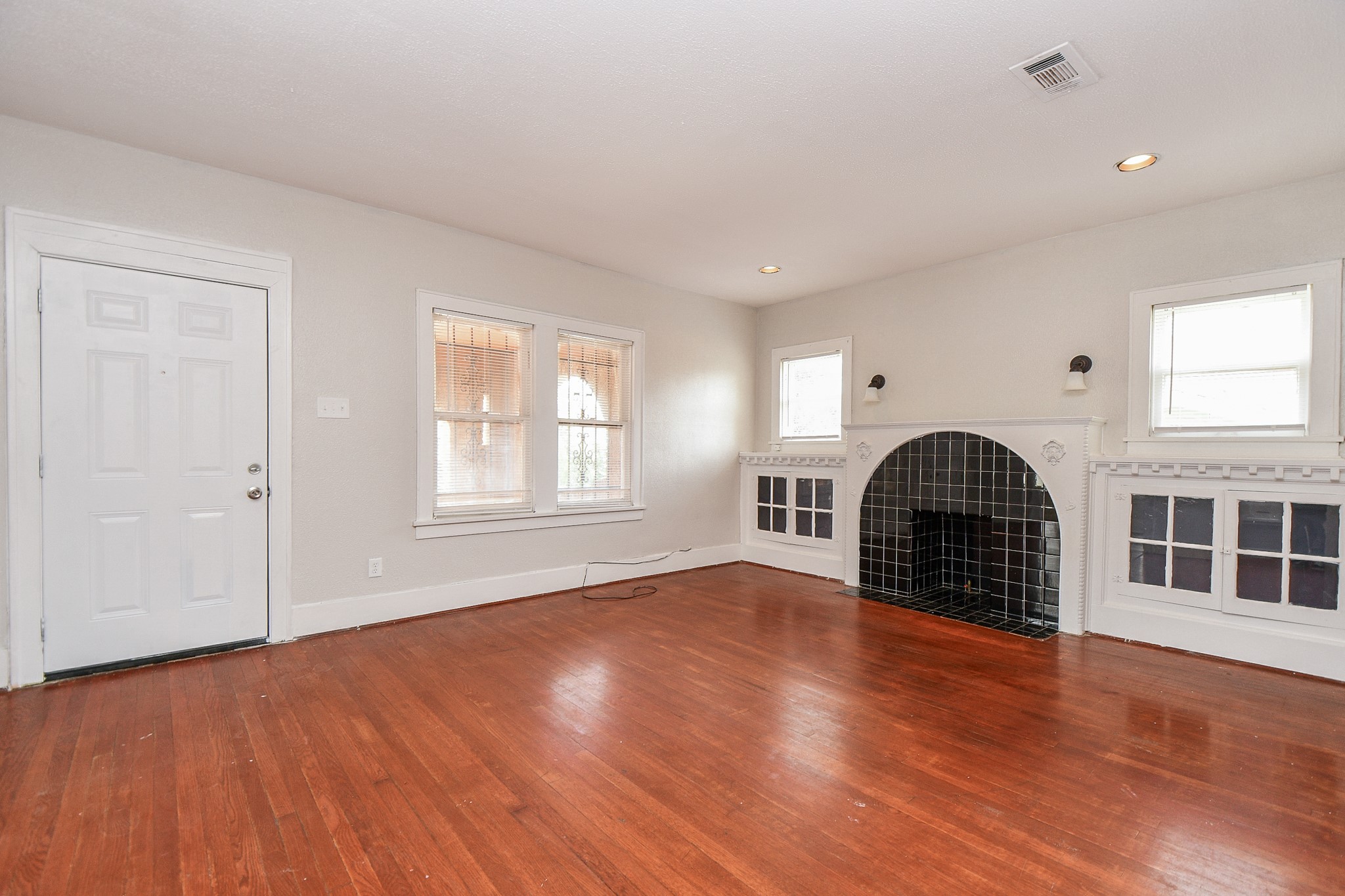 5049 Jefferson Street B Property Photo 9