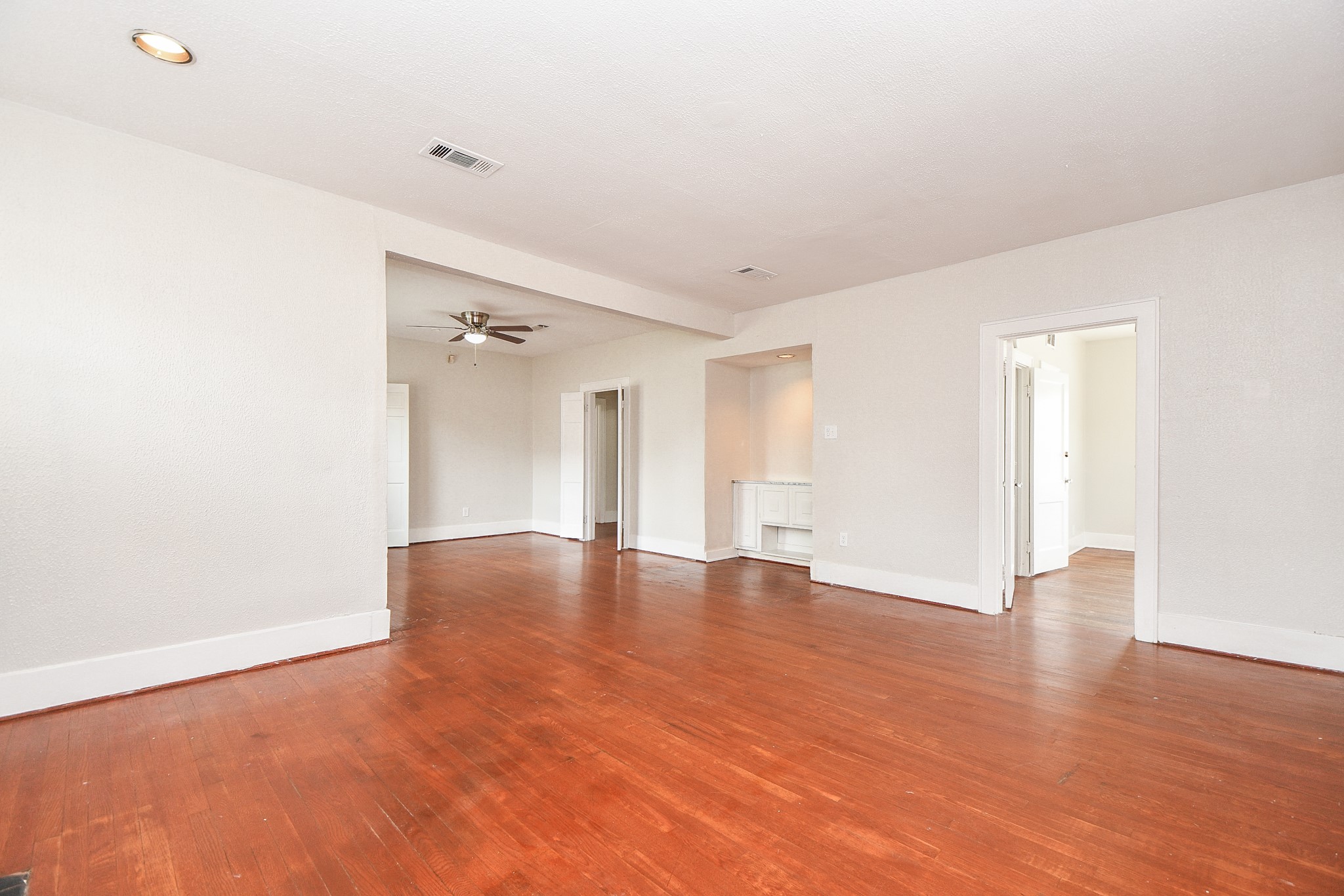 5049 Jefferson Street B Property Photo 11