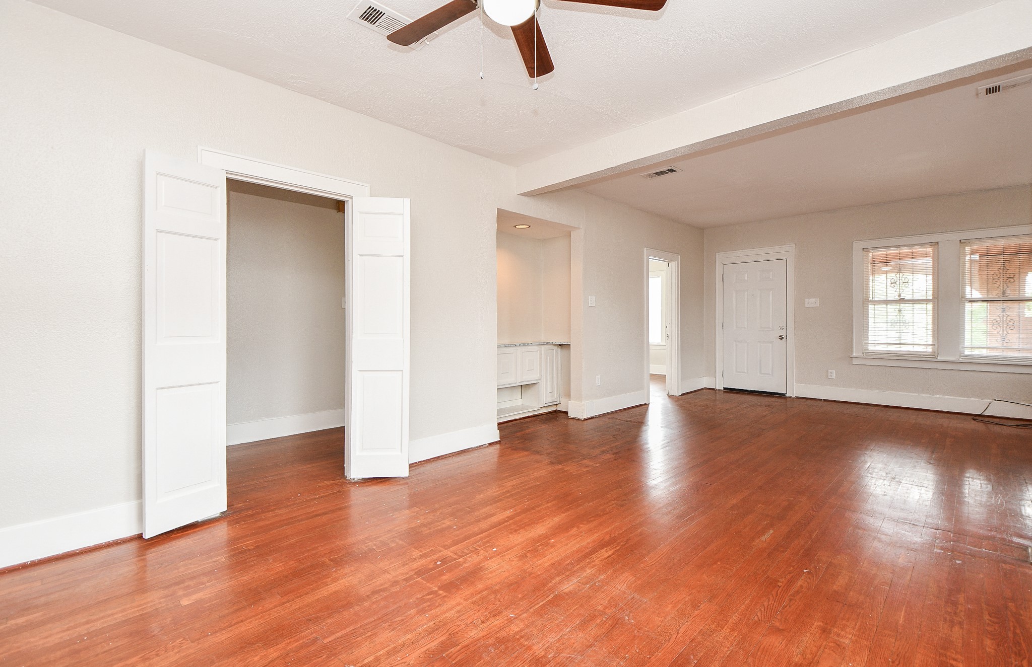 5049 Jefferson Street B Property Photo 12