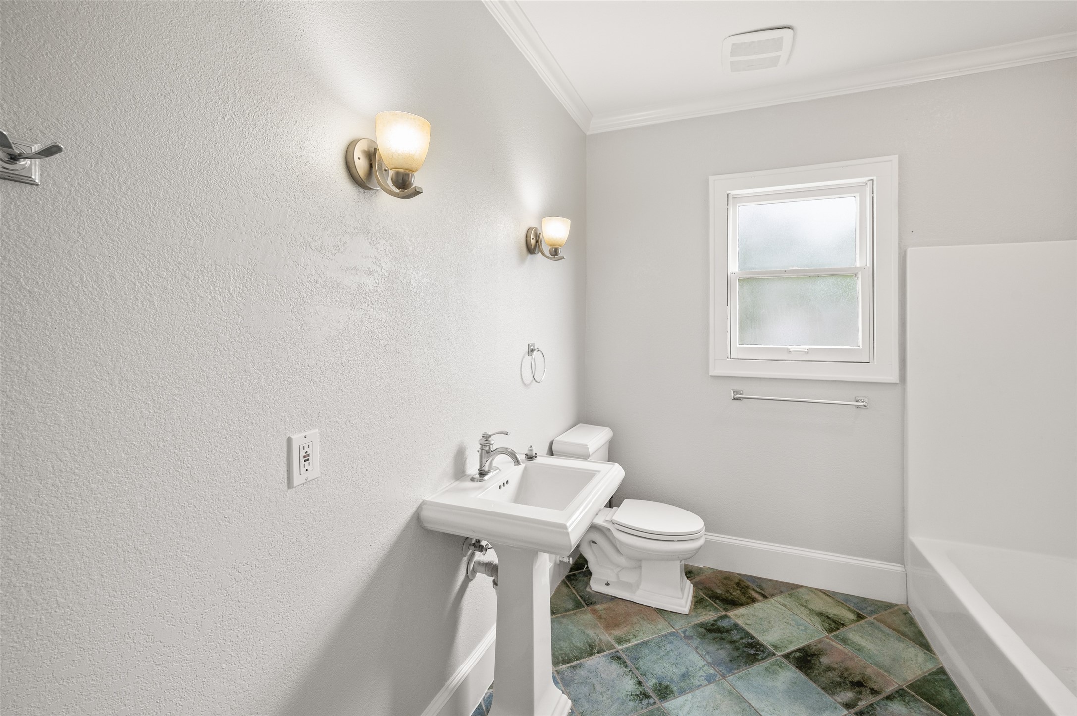 334 E 24th Street Property Photo 15