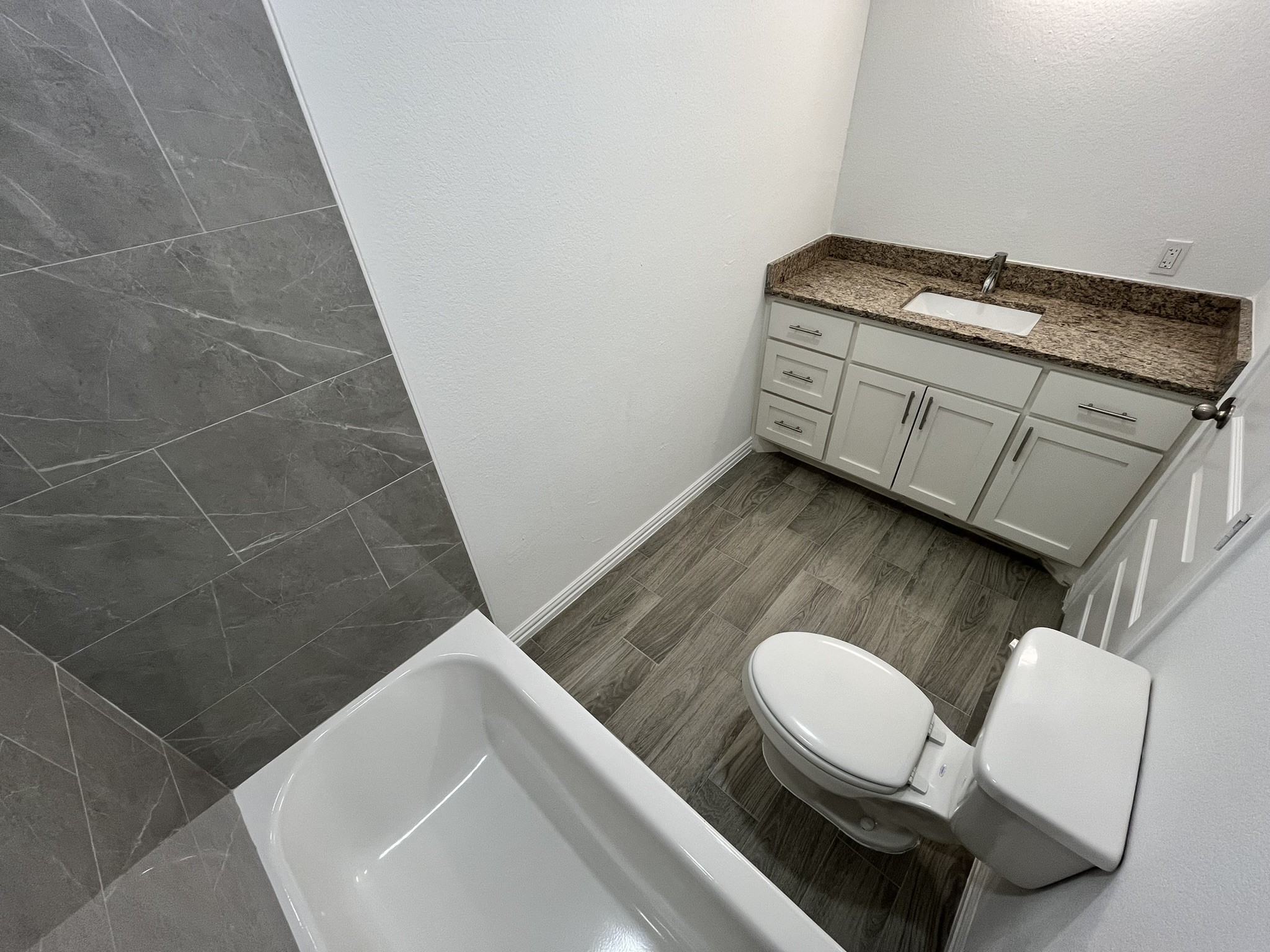 5706 Howell Street B Property Photo 16