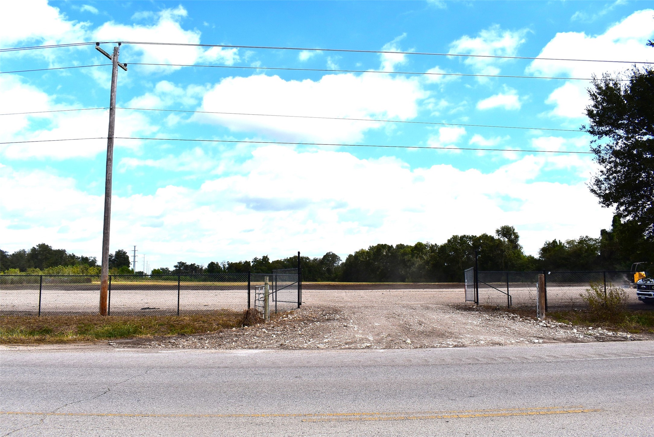 8911 Fm 524 Road Property Photo 1