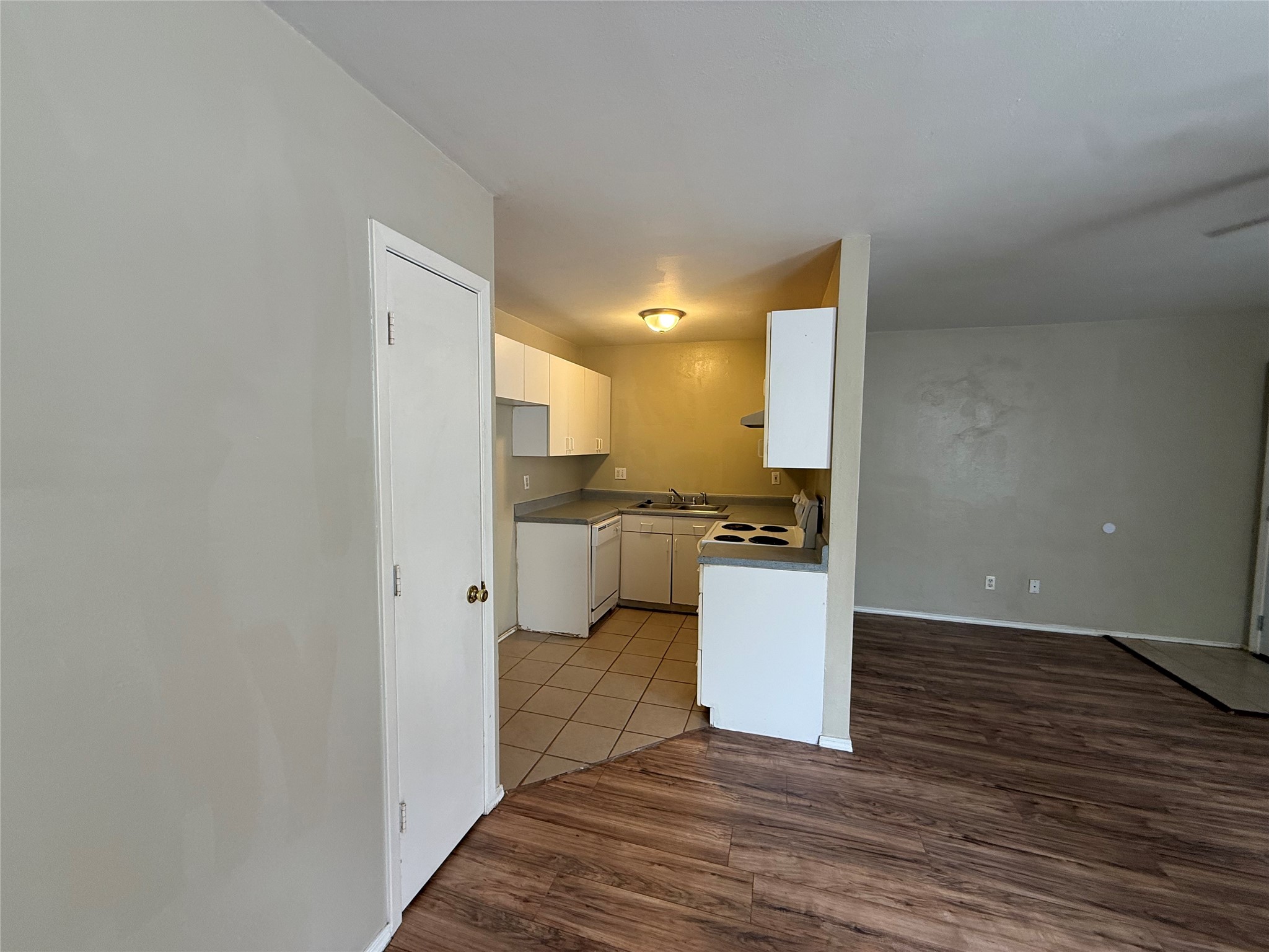 4714 Oleander Street D Property Photo 4