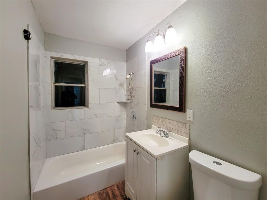 4914 Higgins Street Property Photo 5
