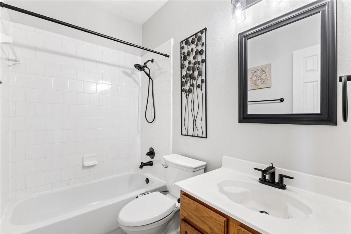 1121 London Drive Property Photo 16