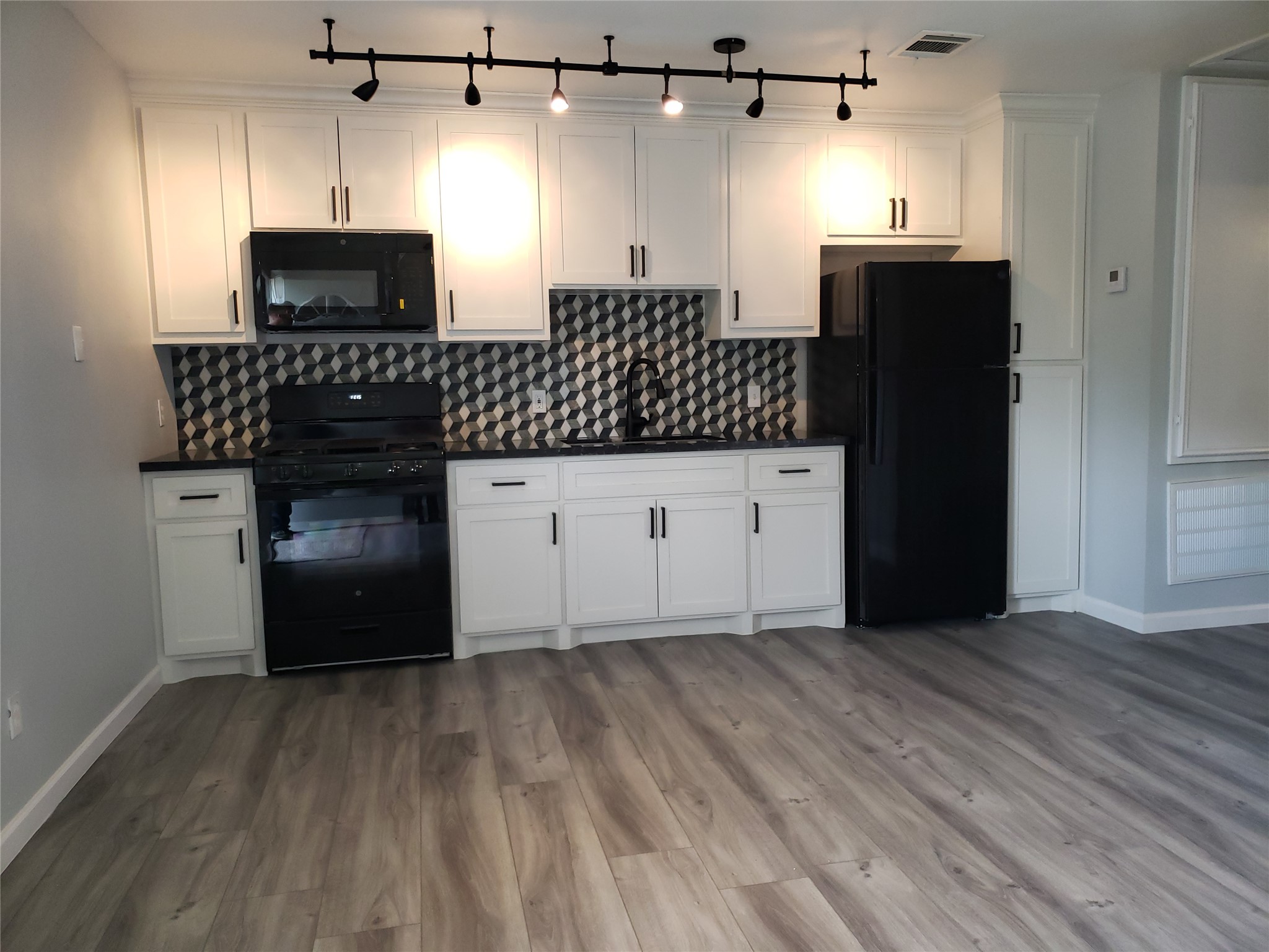 1503 Ryon Street B Property Photo 1