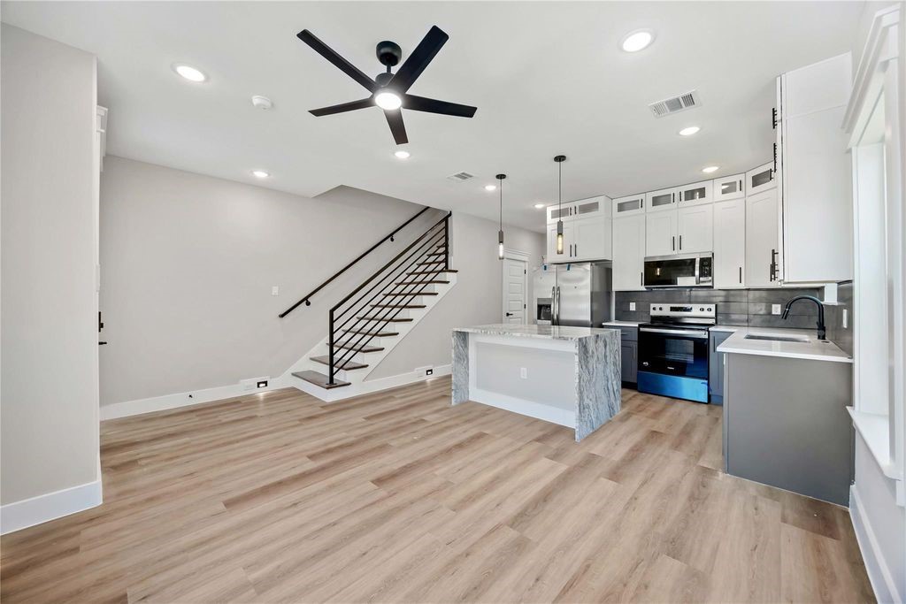 4624 Mayflower Street B Property Photo 6