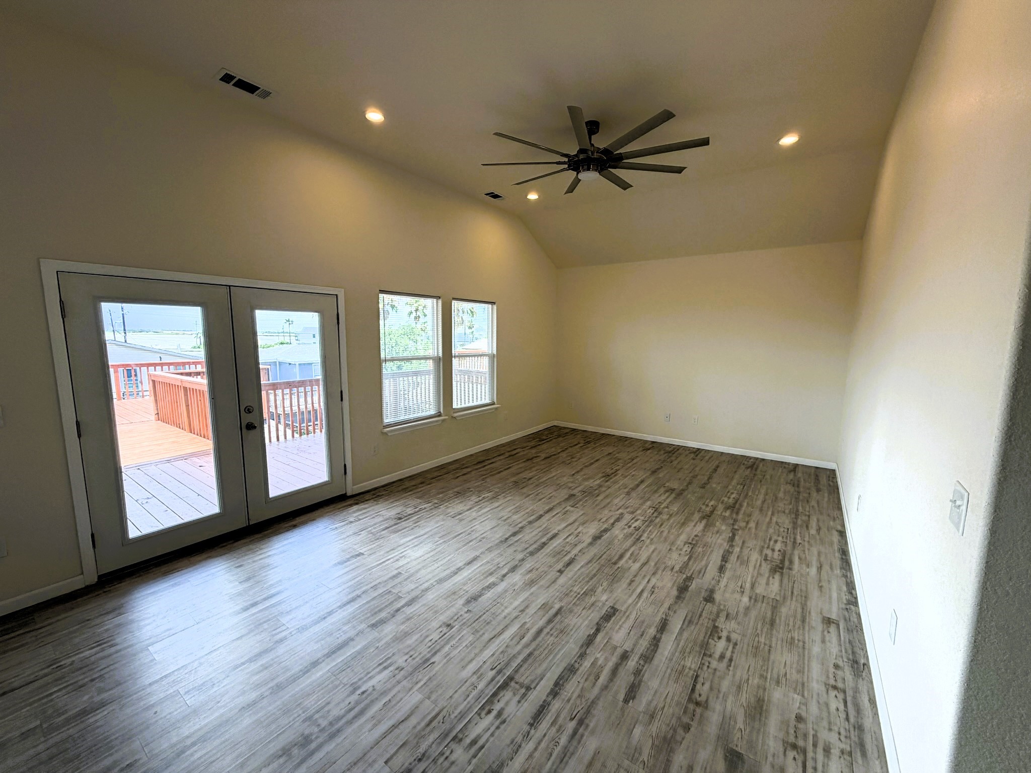 18 Edgewater Property Photo 15