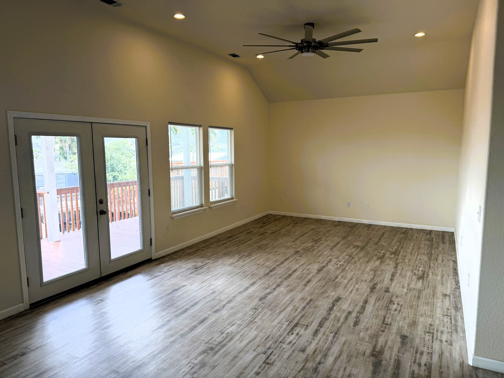 18 Edgewater Property Photo 17