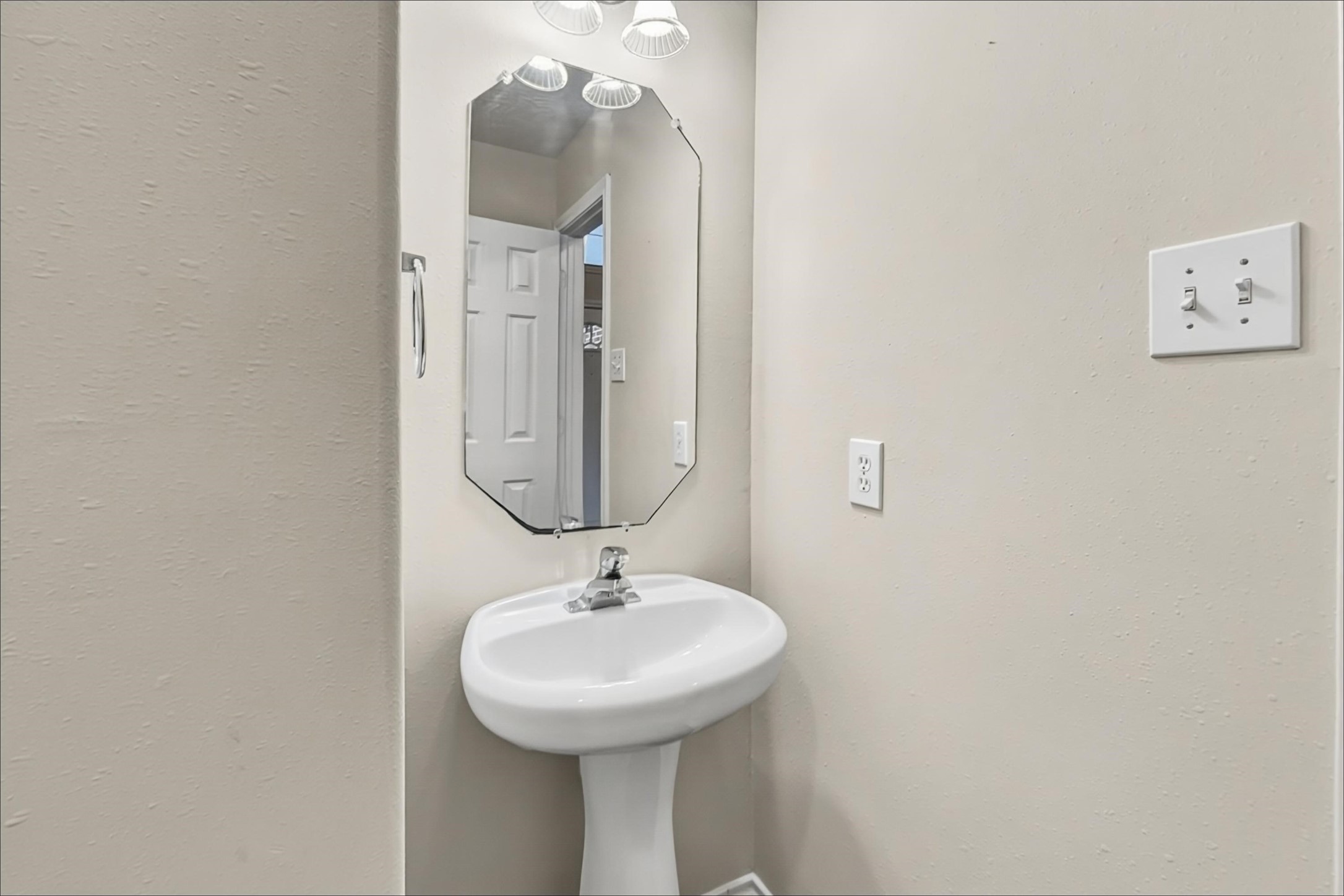 7015 Atasca Creek Drive Property Photo 7