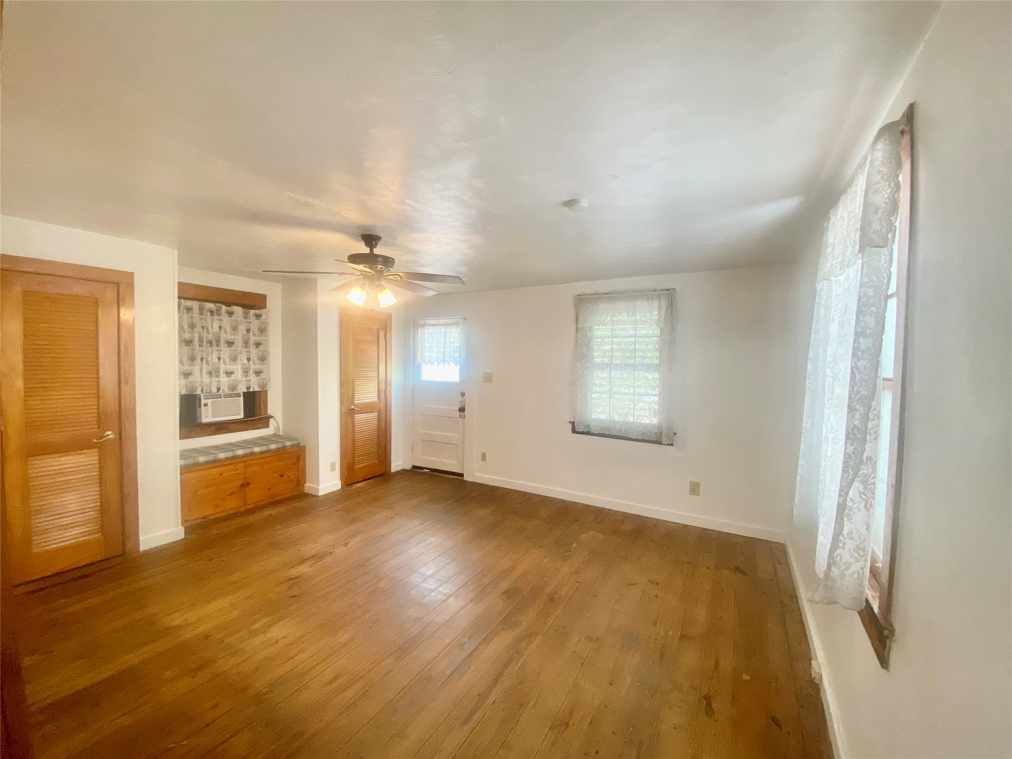 5618 Avenue L Up Property Photo 6