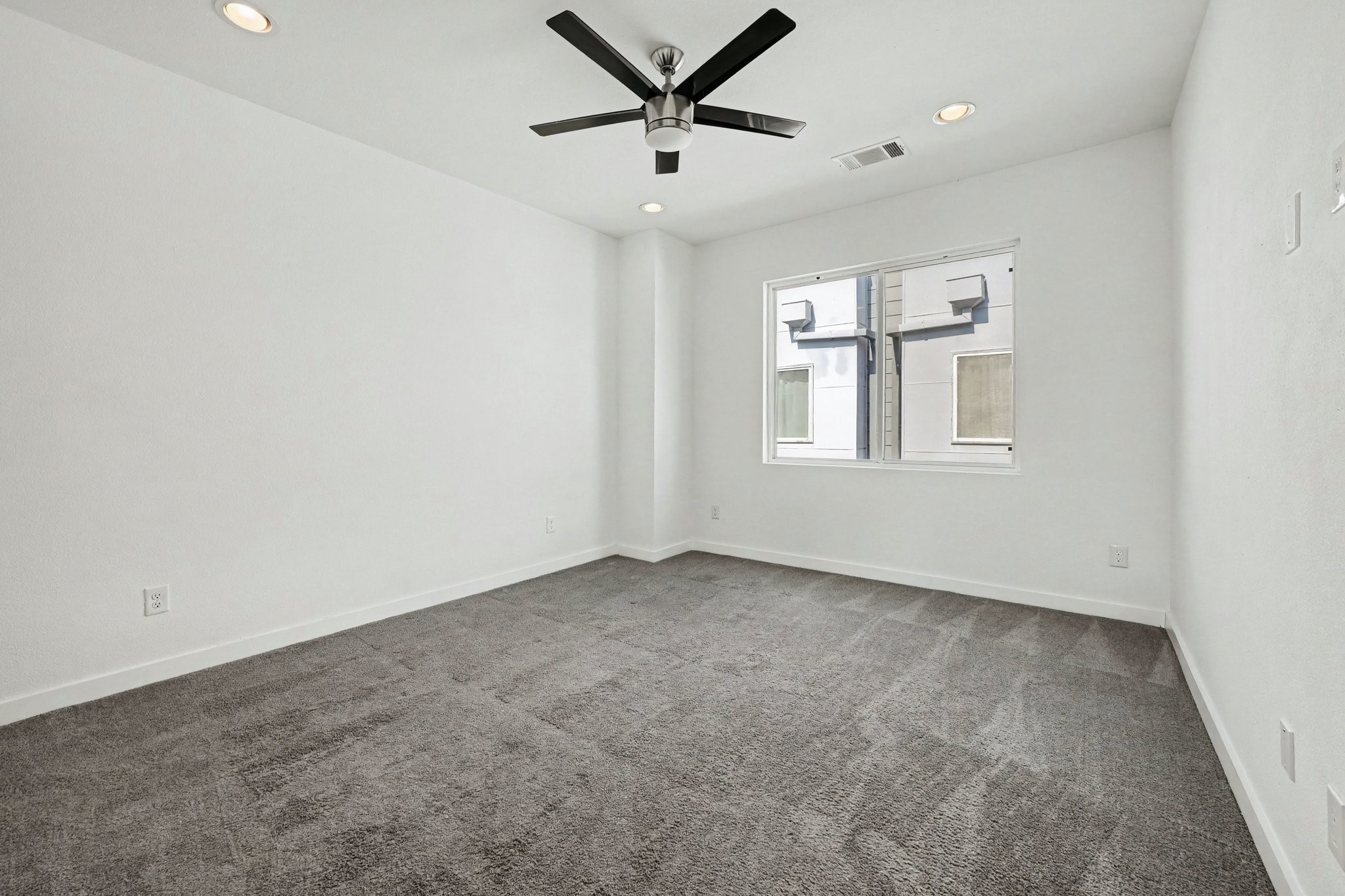 910 W 19th Street B Property Photo 5