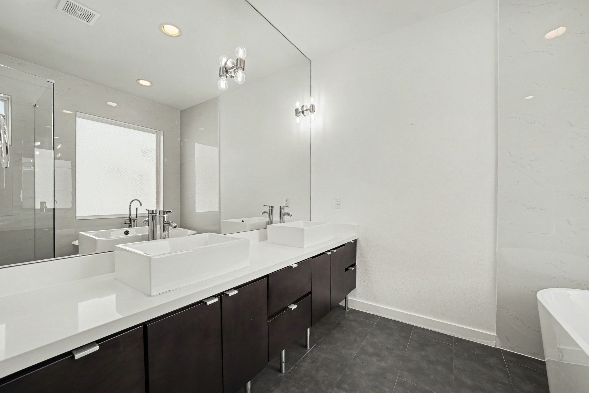 910 W 19th Street B Property Photo 17