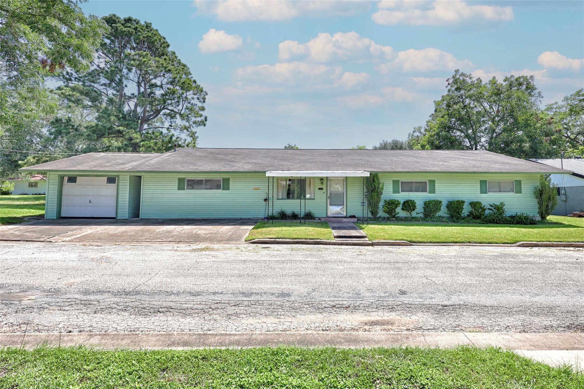 604 N Market Street, Hallettsville Tx 77964 Property Photo 1