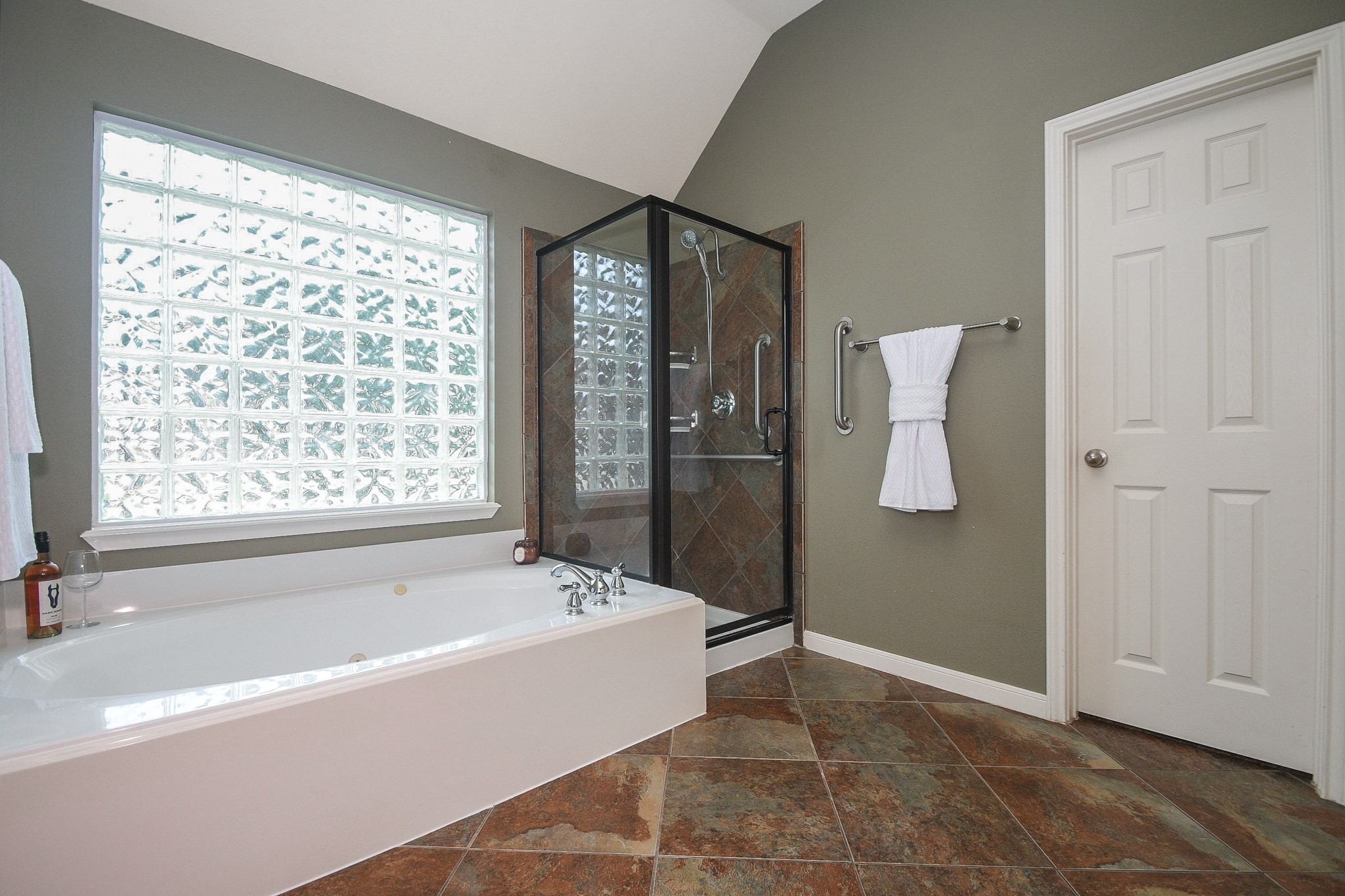 2502 Quiet Lake Court Property Photo 17