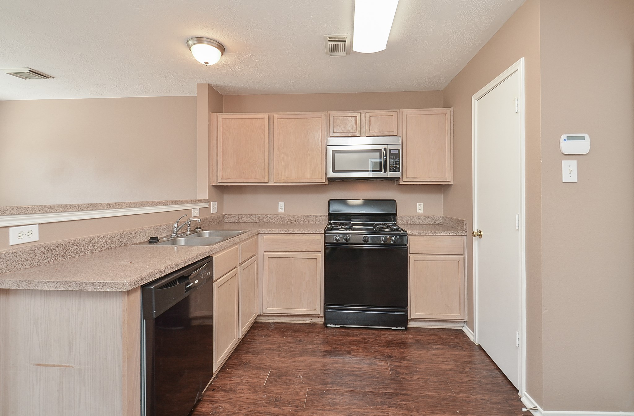 17327 Davenway Dr Property Photo 3