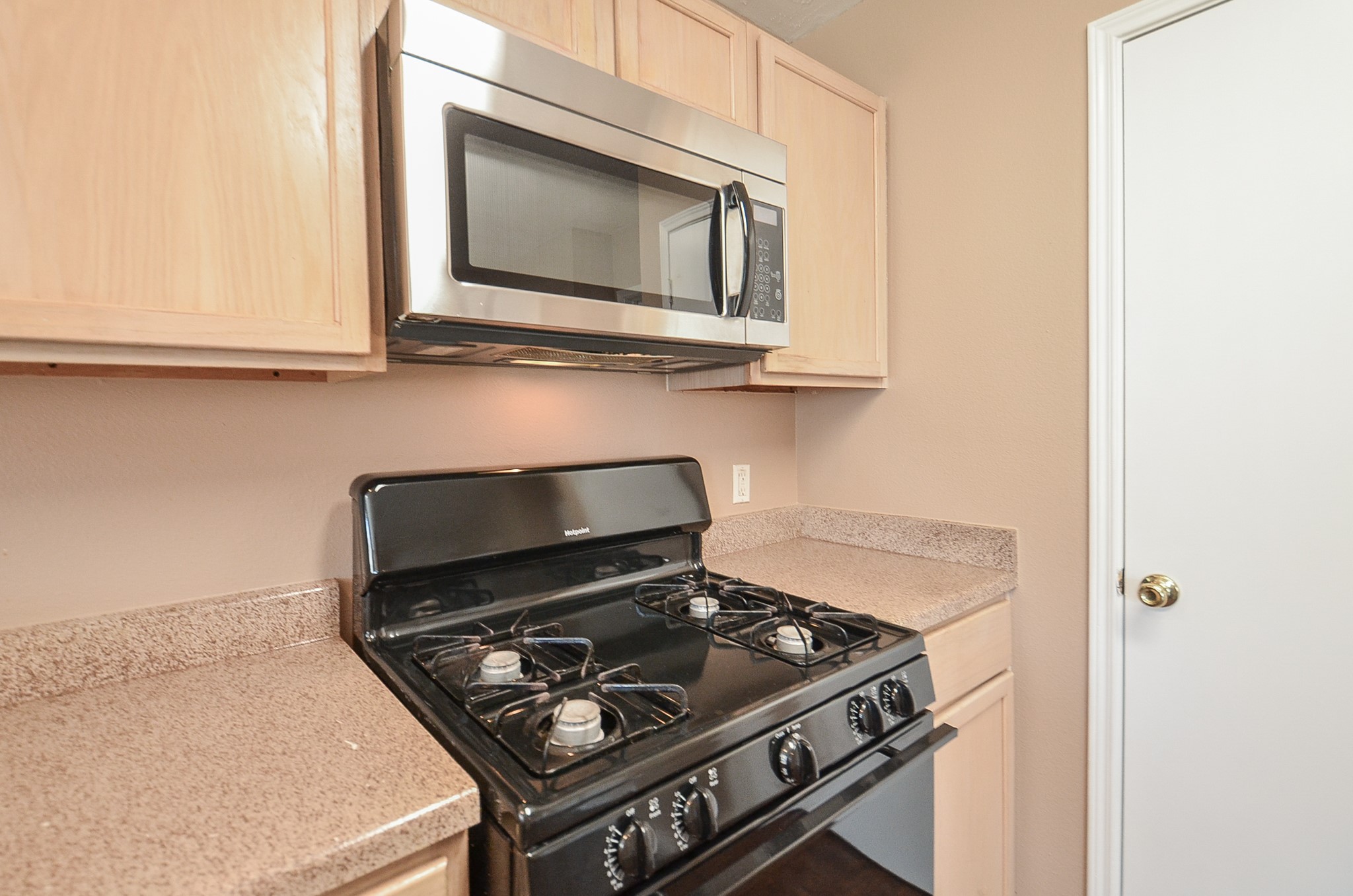 17327 Davenway Dr Property Photo 4