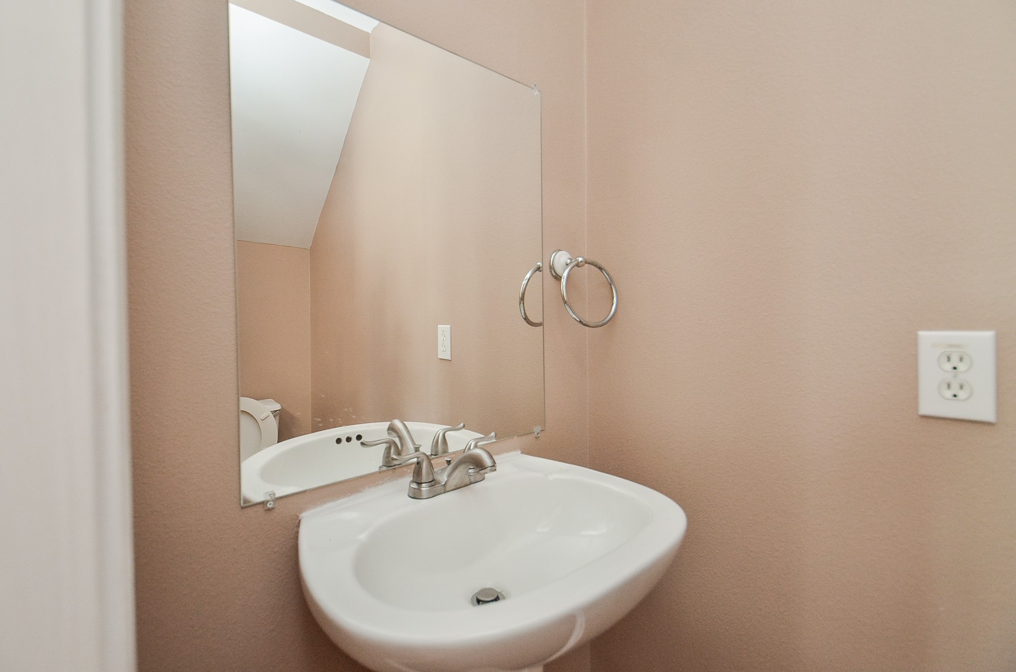 17327 Davenway Dr Property Photo 5