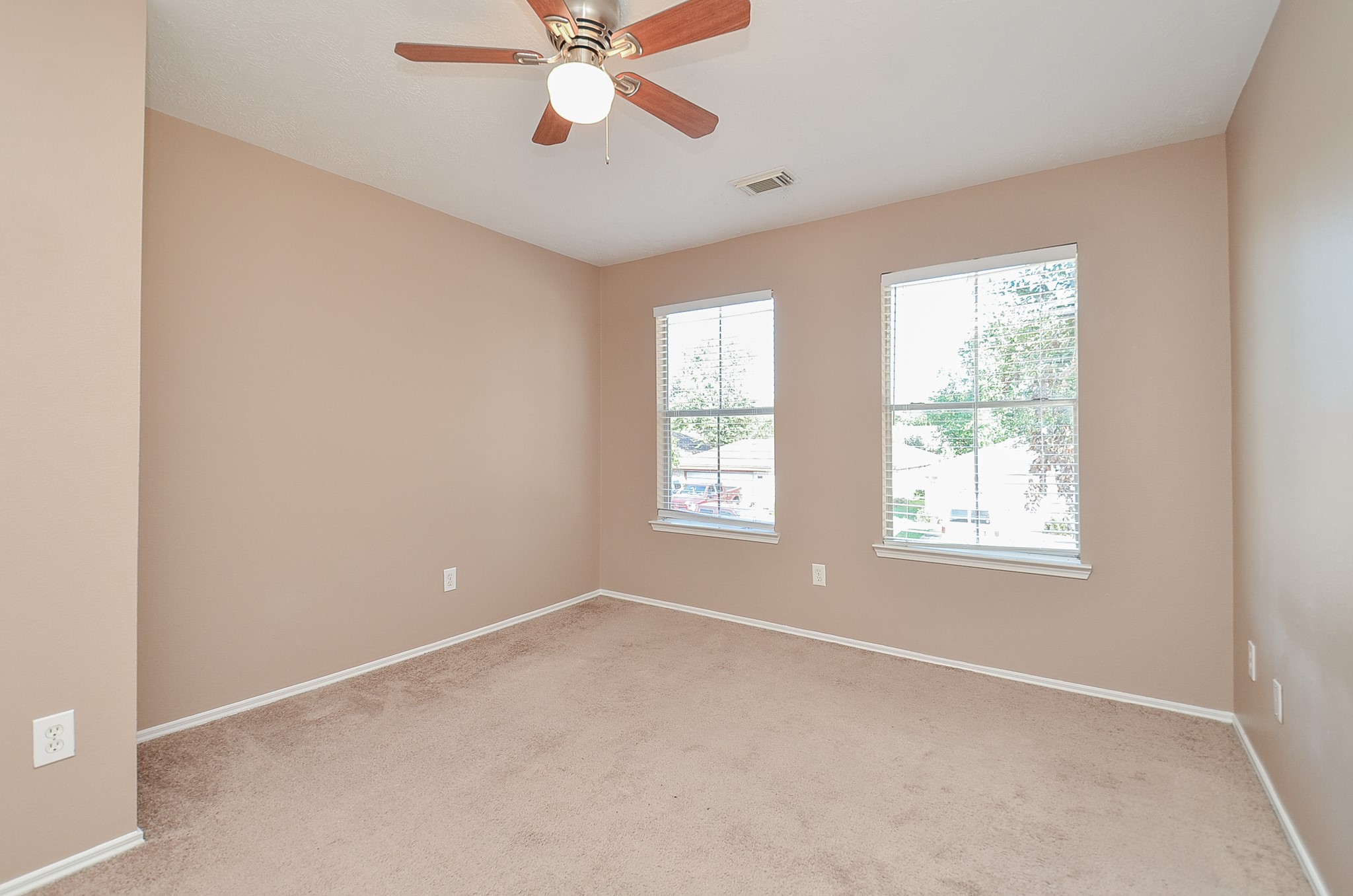 17327 Davenway Dr Property Photo 6