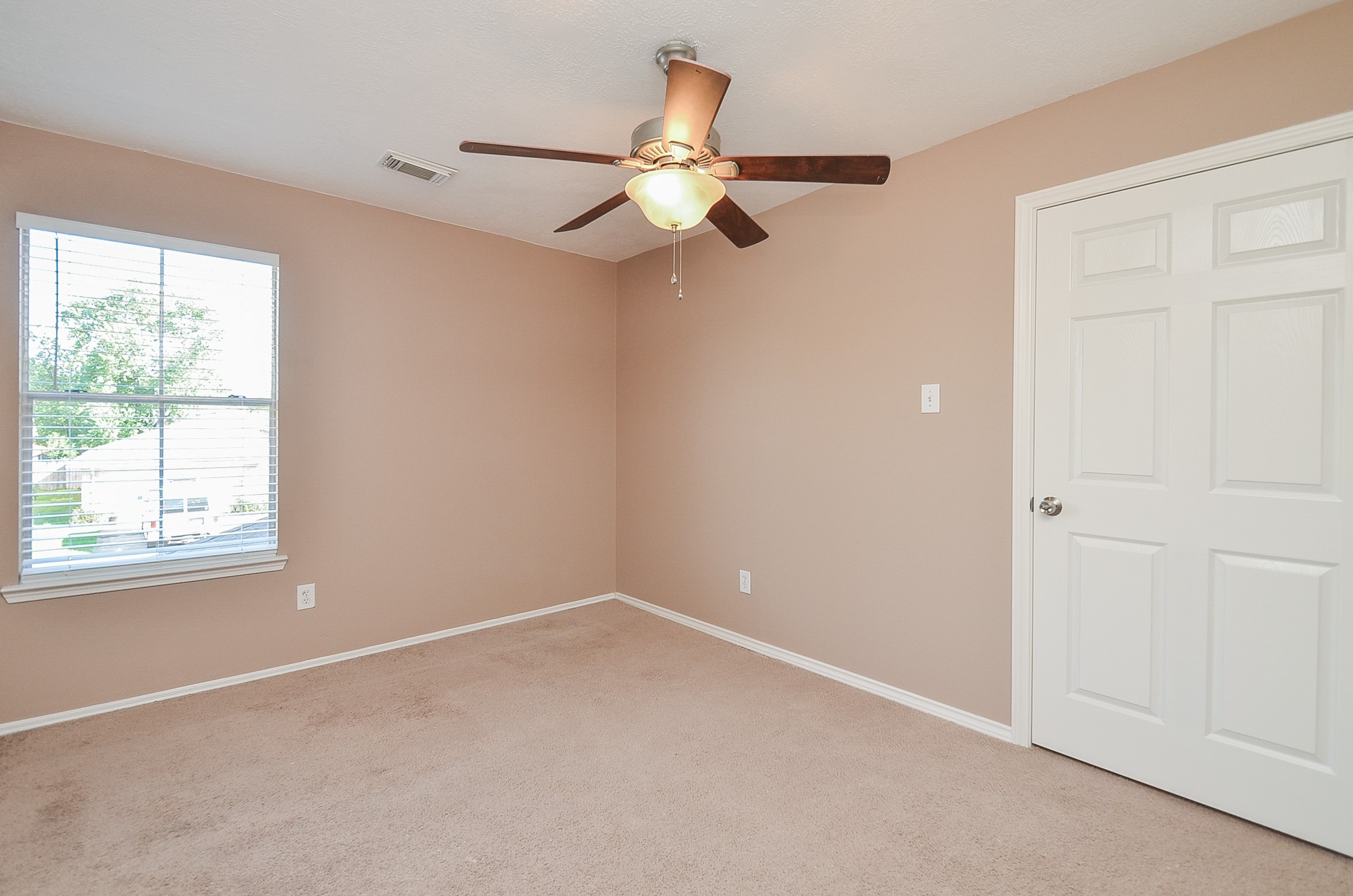 17327 Davenway Dr Property Photo 8