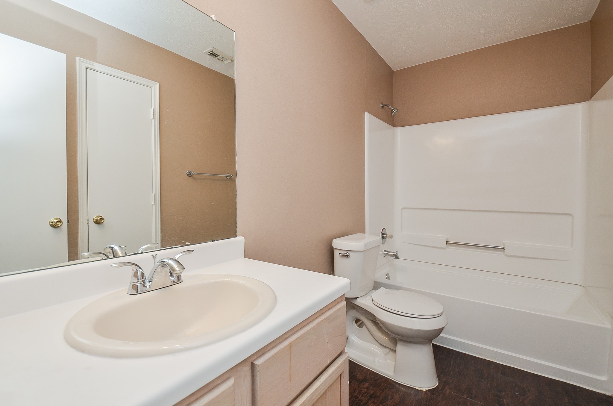 17327 Davenway Dr Property Photo 9
