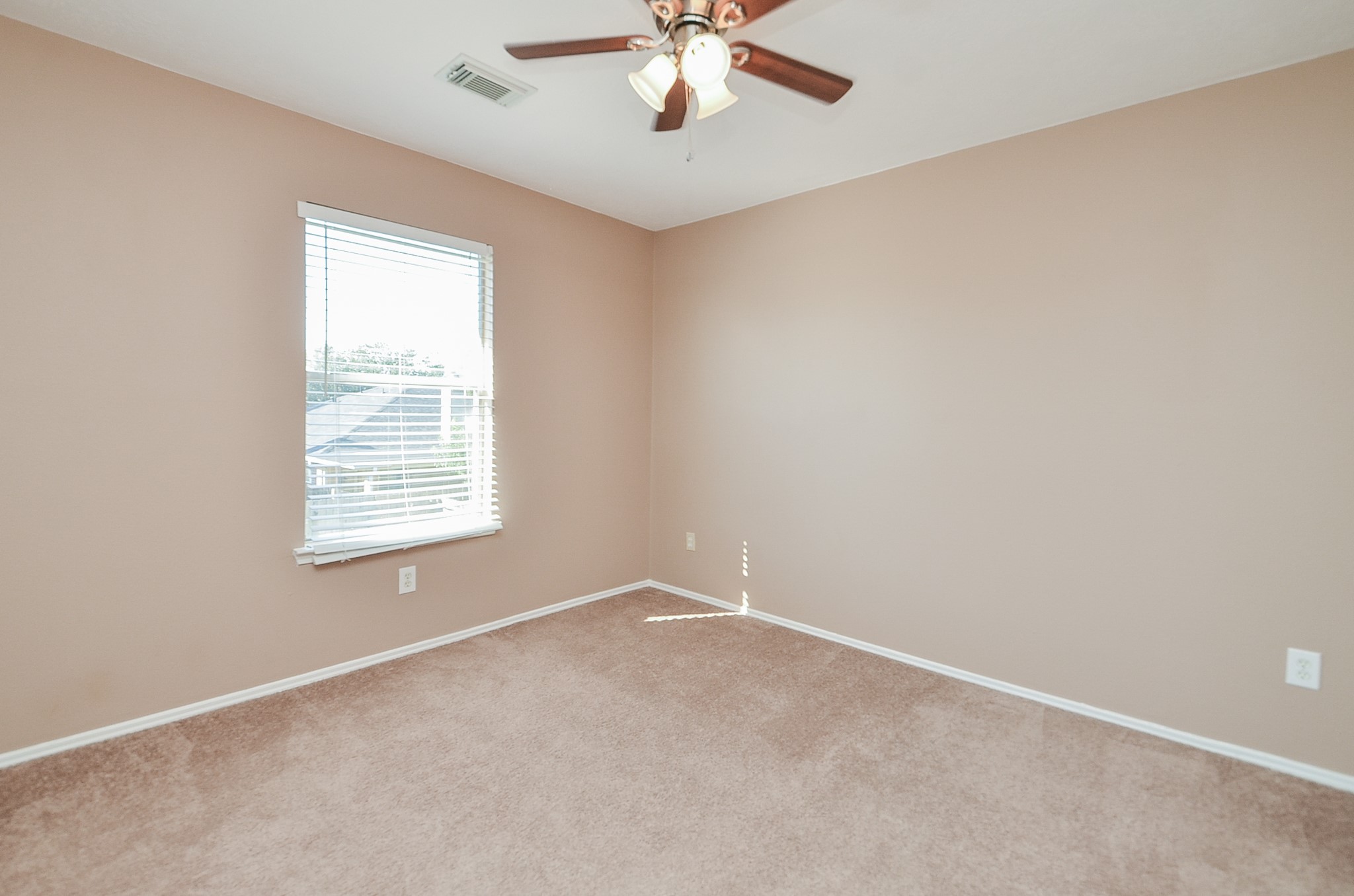17327 Davenway Dr Property Photo 10