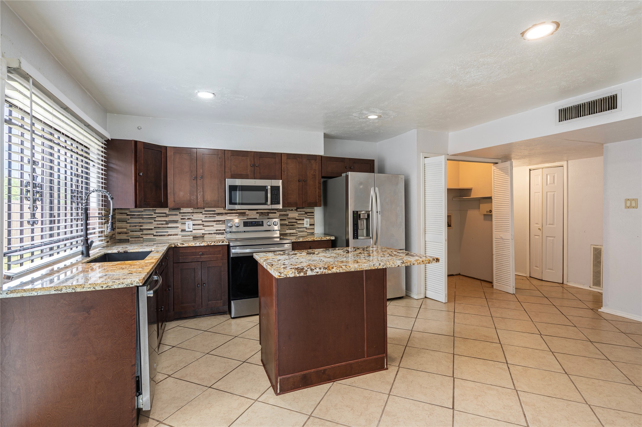15722 Corsair Road Property Photo 6