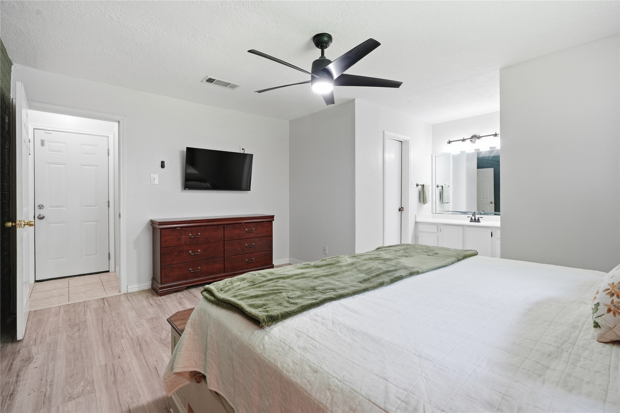 4850 Kentington Drive Property Photo 17