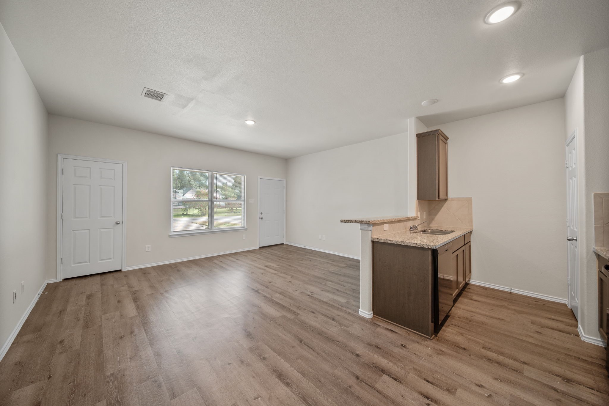 403 E Avenue G Property Photo 7