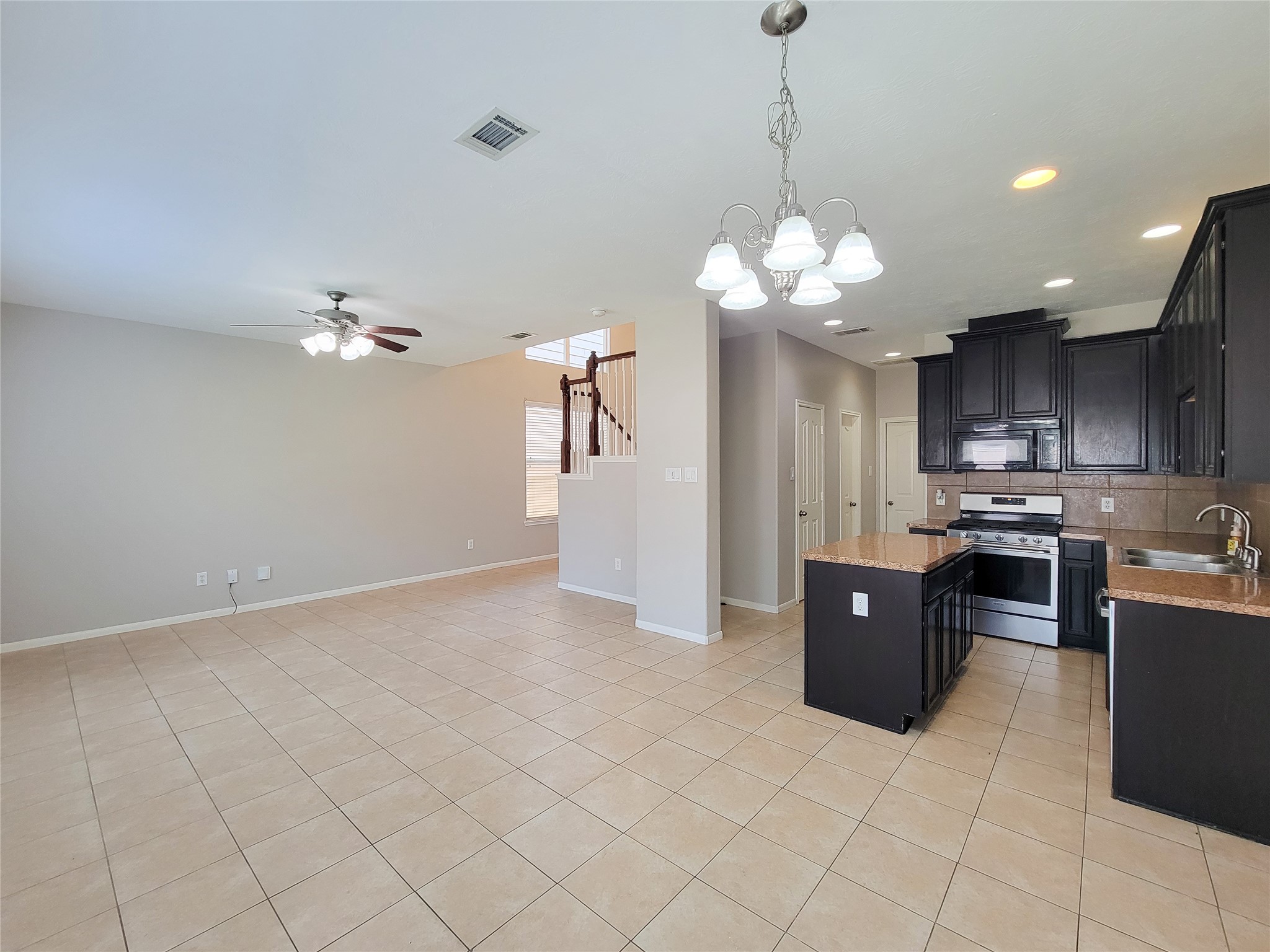 17146 Amarose Property Photo 9
