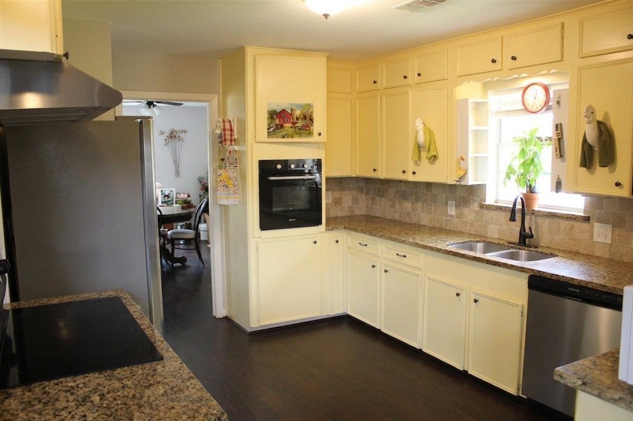 206 Riverside Street Property Photo 4