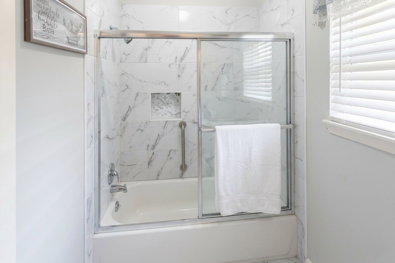 206 Riverside Street Property Photo 8