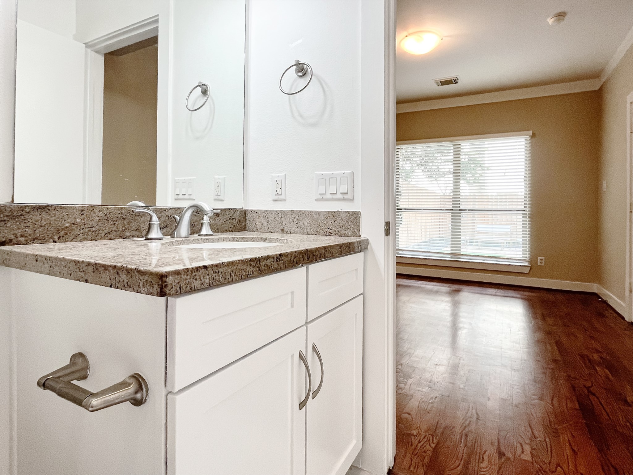 5220 Lillian Street Property Photo 10