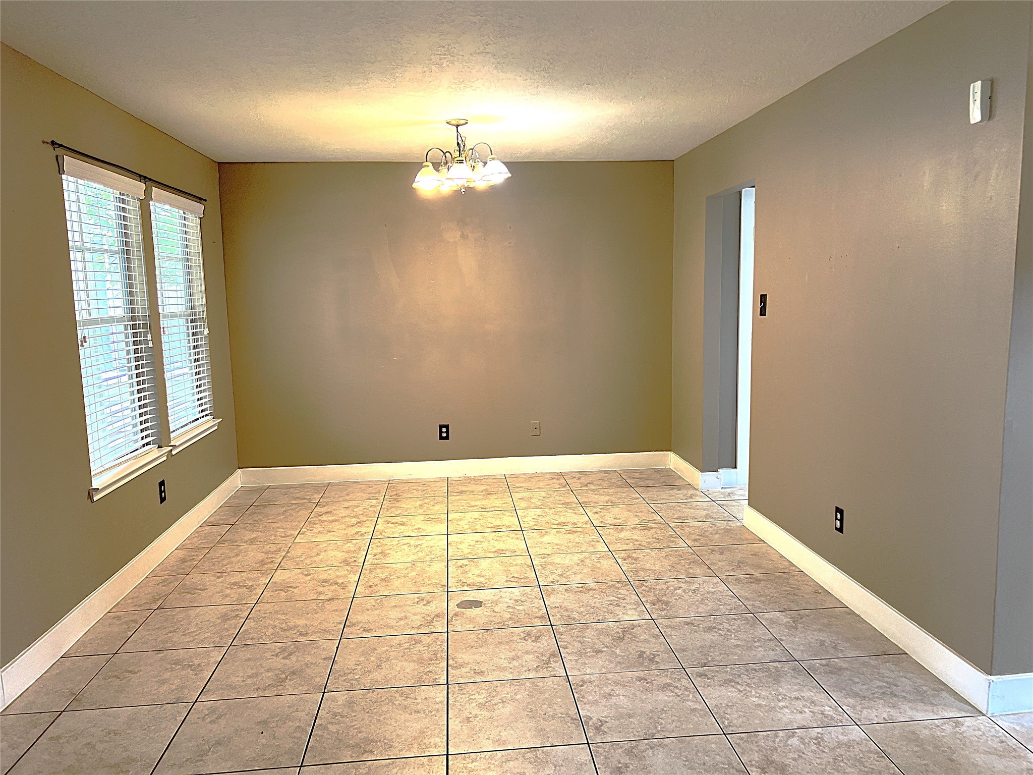 6819 Kingwood Glen Drive Property Photo 4