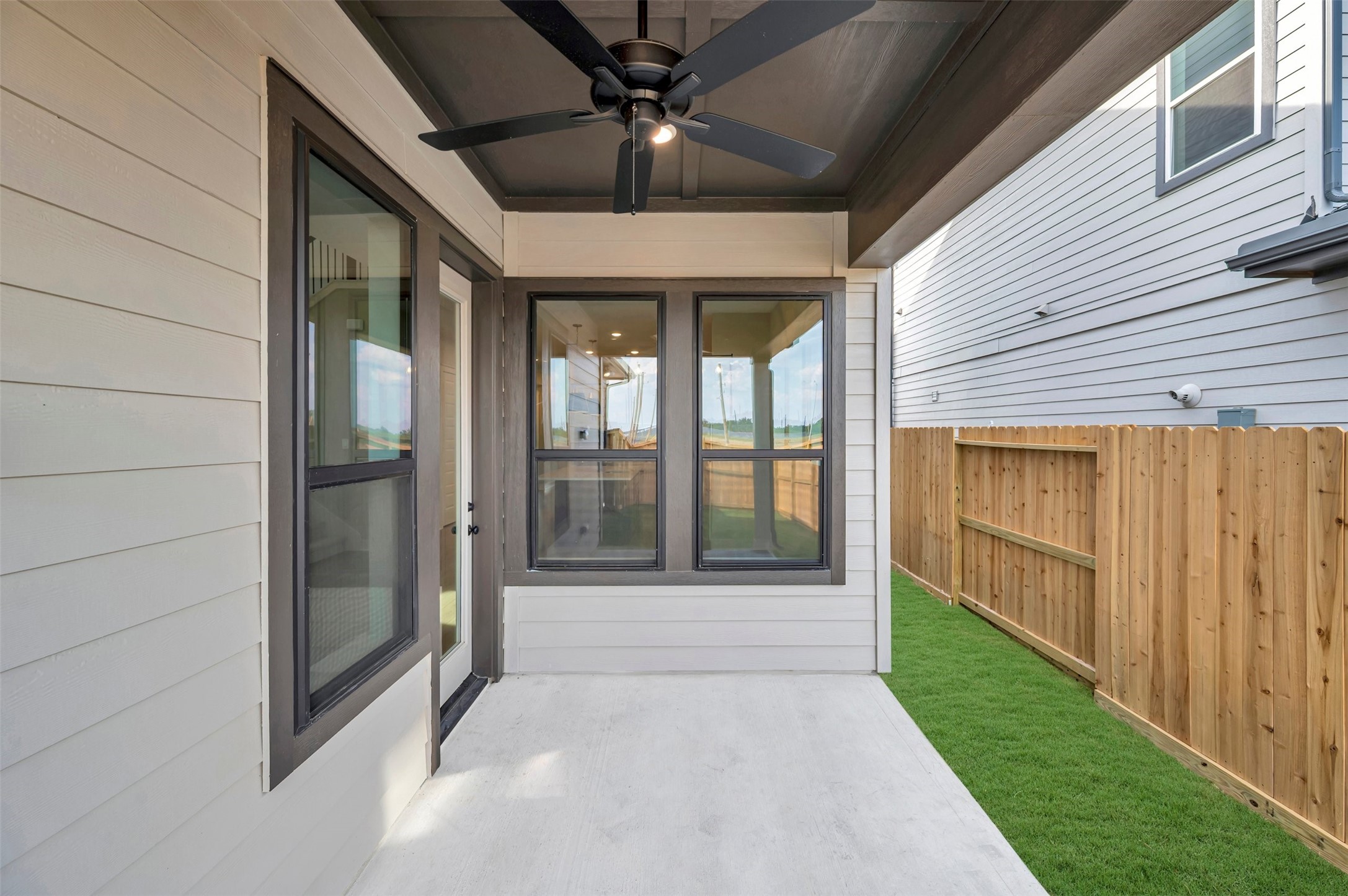 16742 Vibrant Avenue Property Photo 8