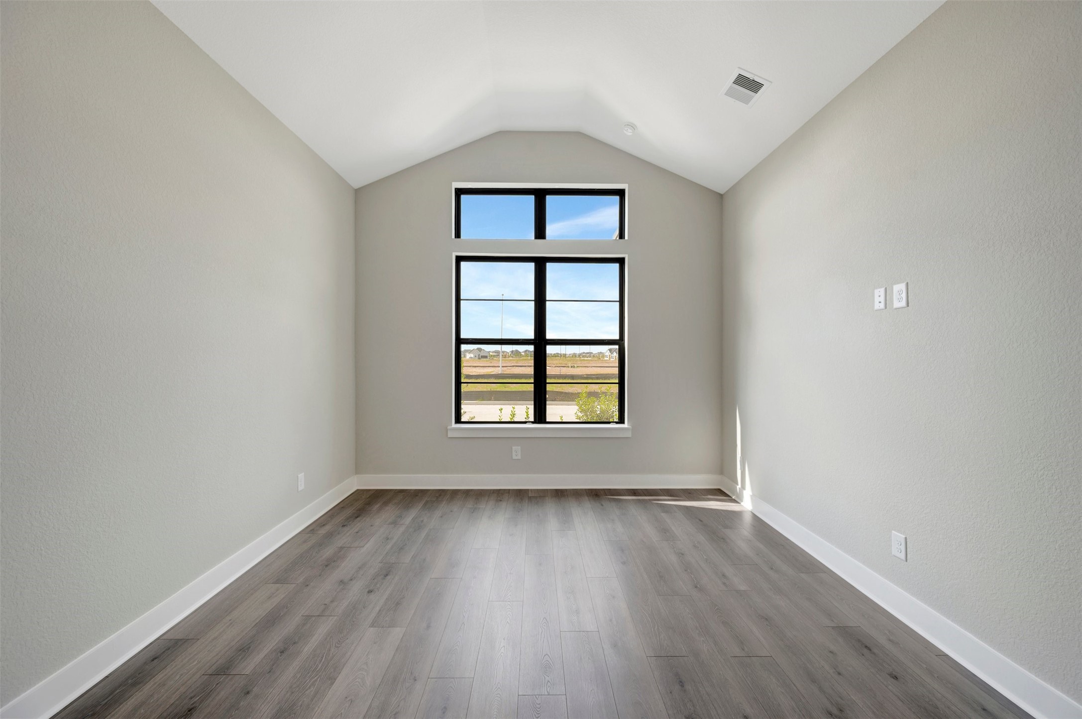 16742 Vibrant Avenue Property Photo 17