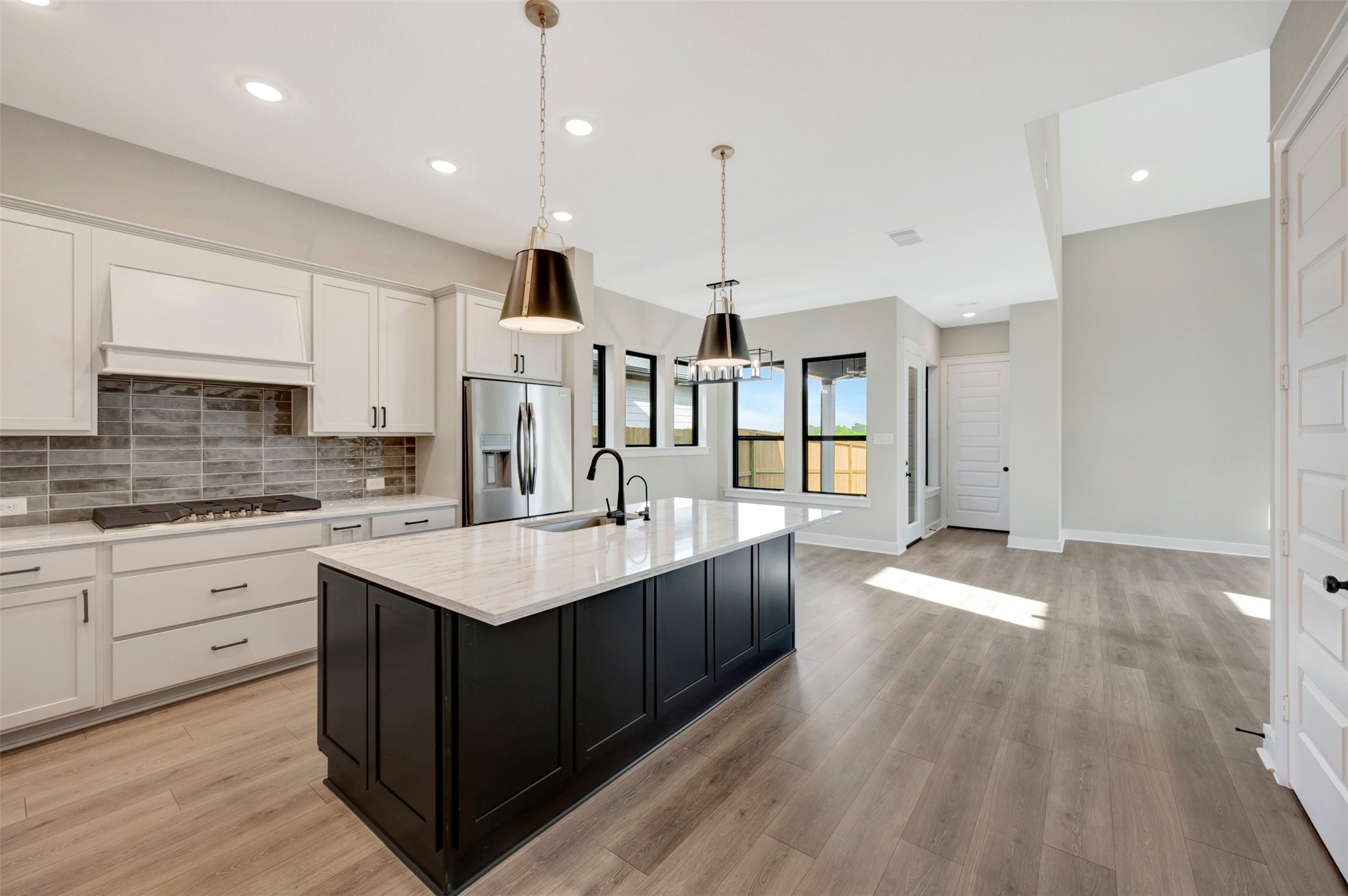 16742 Vibrant Avenue Property Photo 24