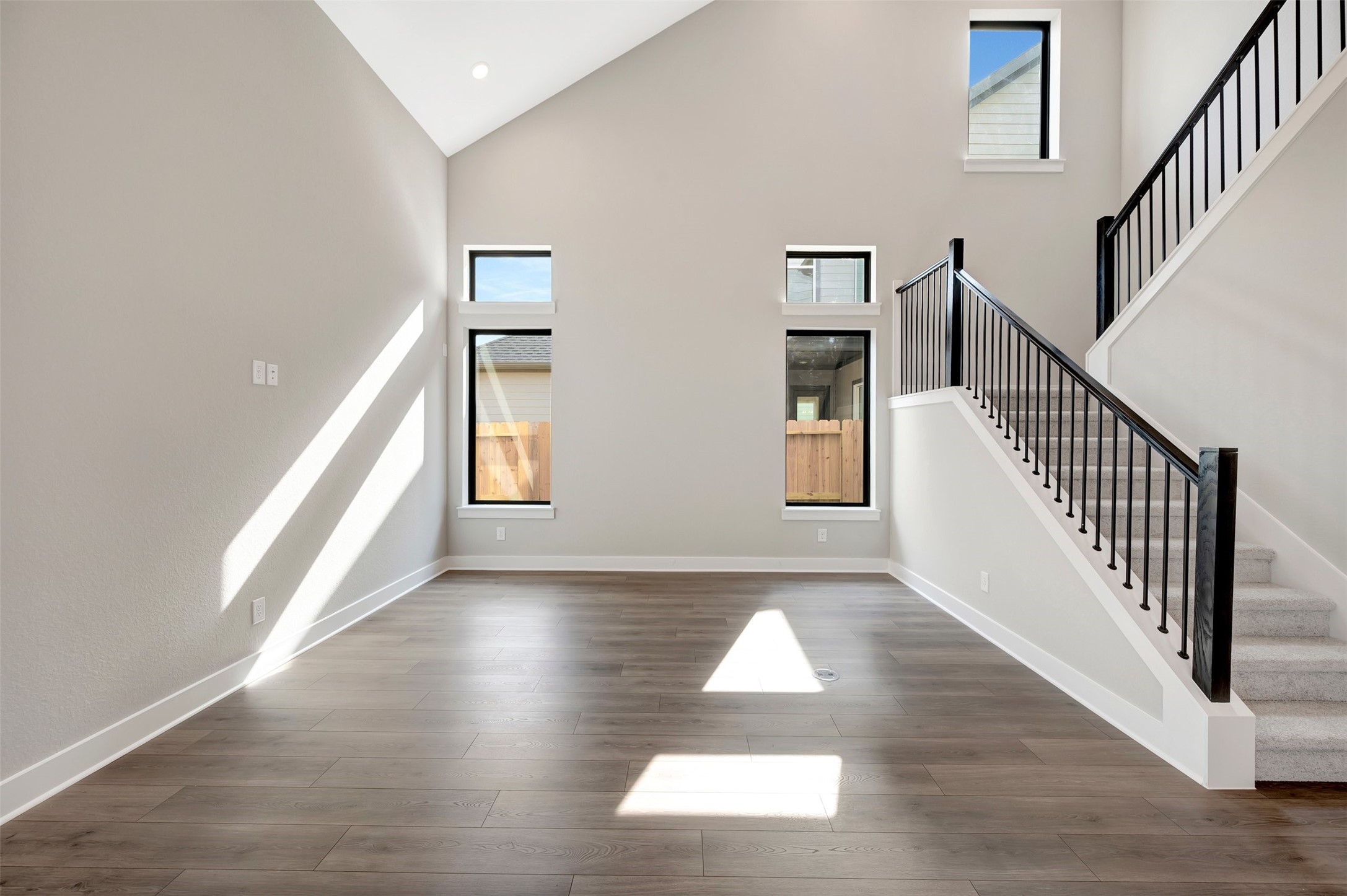 16742 Vibrant Avenue Property Photo 32
