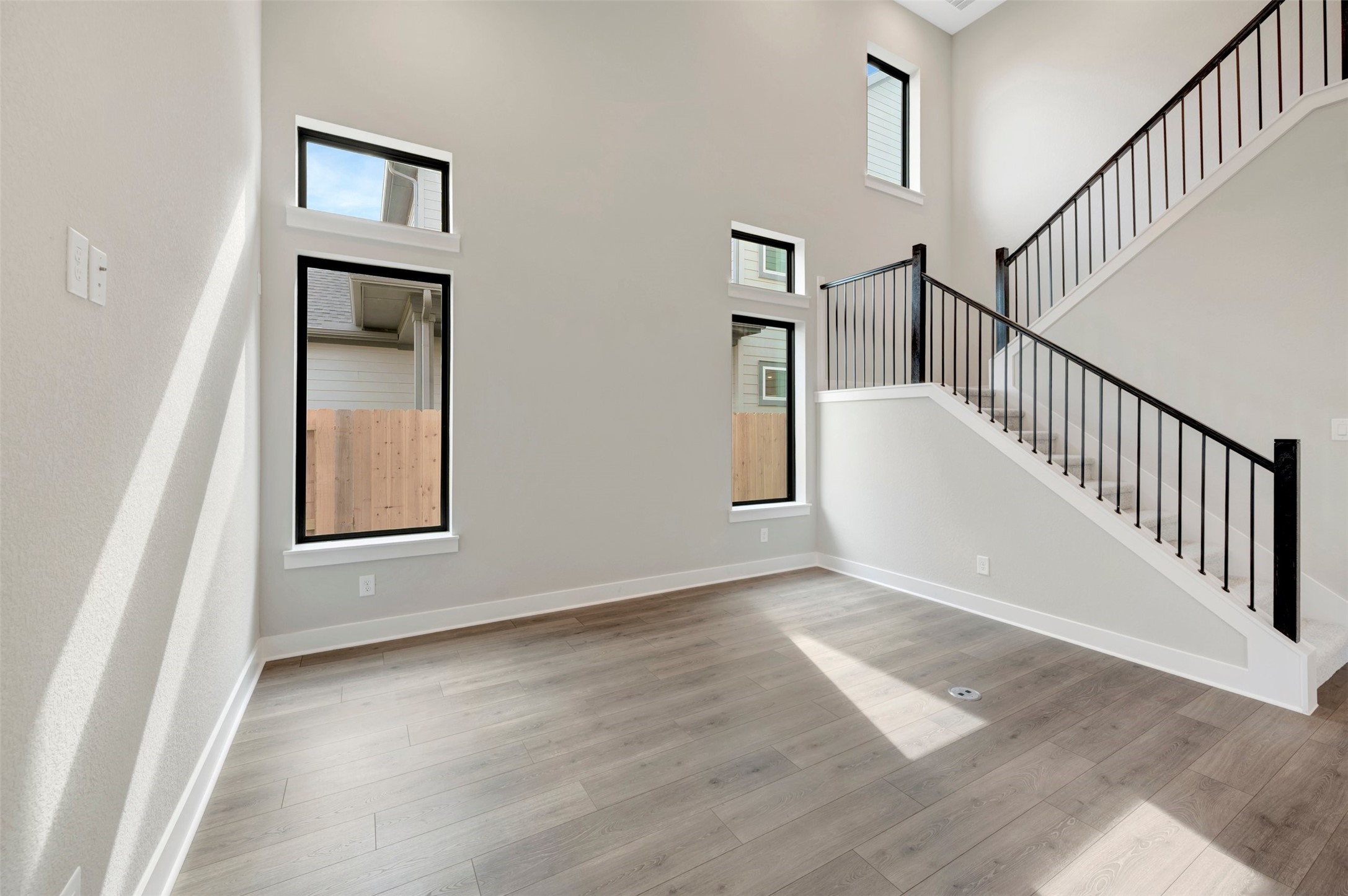 16742 Vibrant Avenue Property Photo 33