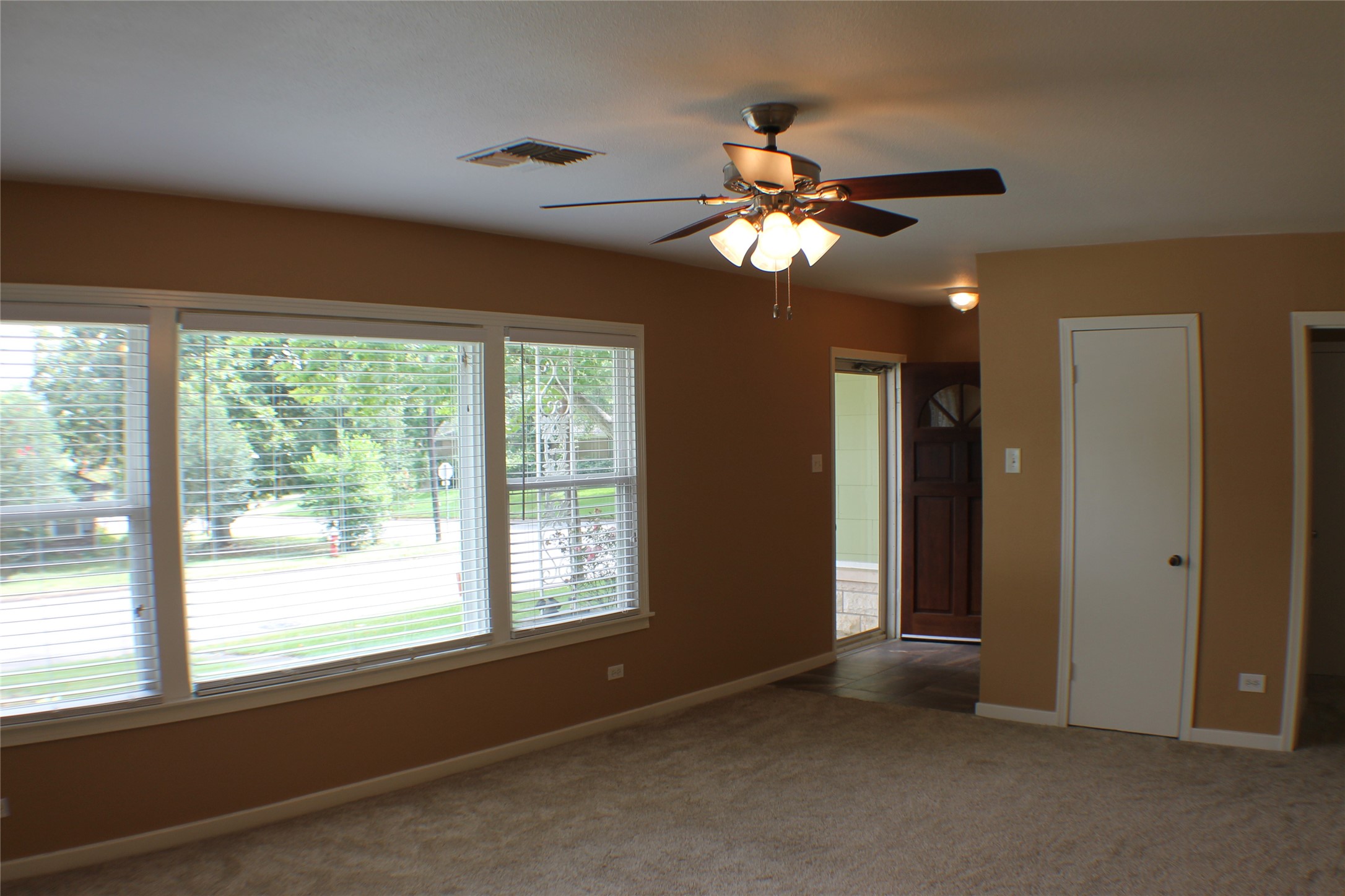 808 E Tom Green Street Property Photo 4