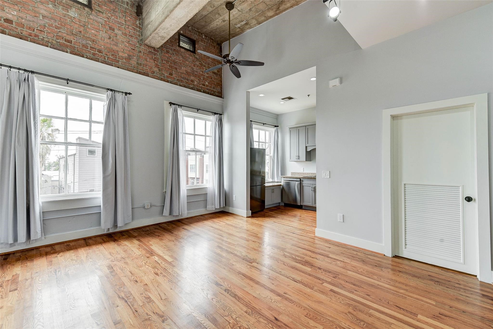 2700 Albany Street 3b Property Photo 8