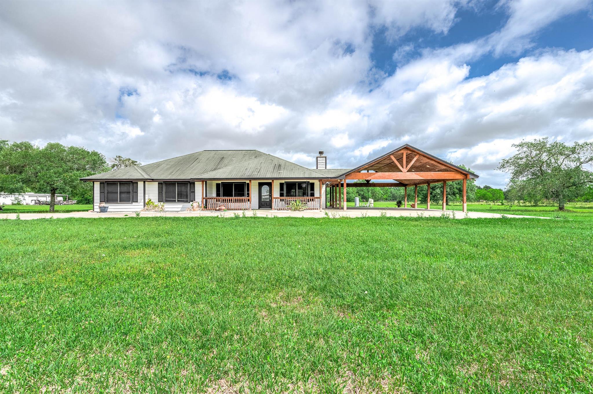 1095 County Road 423 Property Photo 1