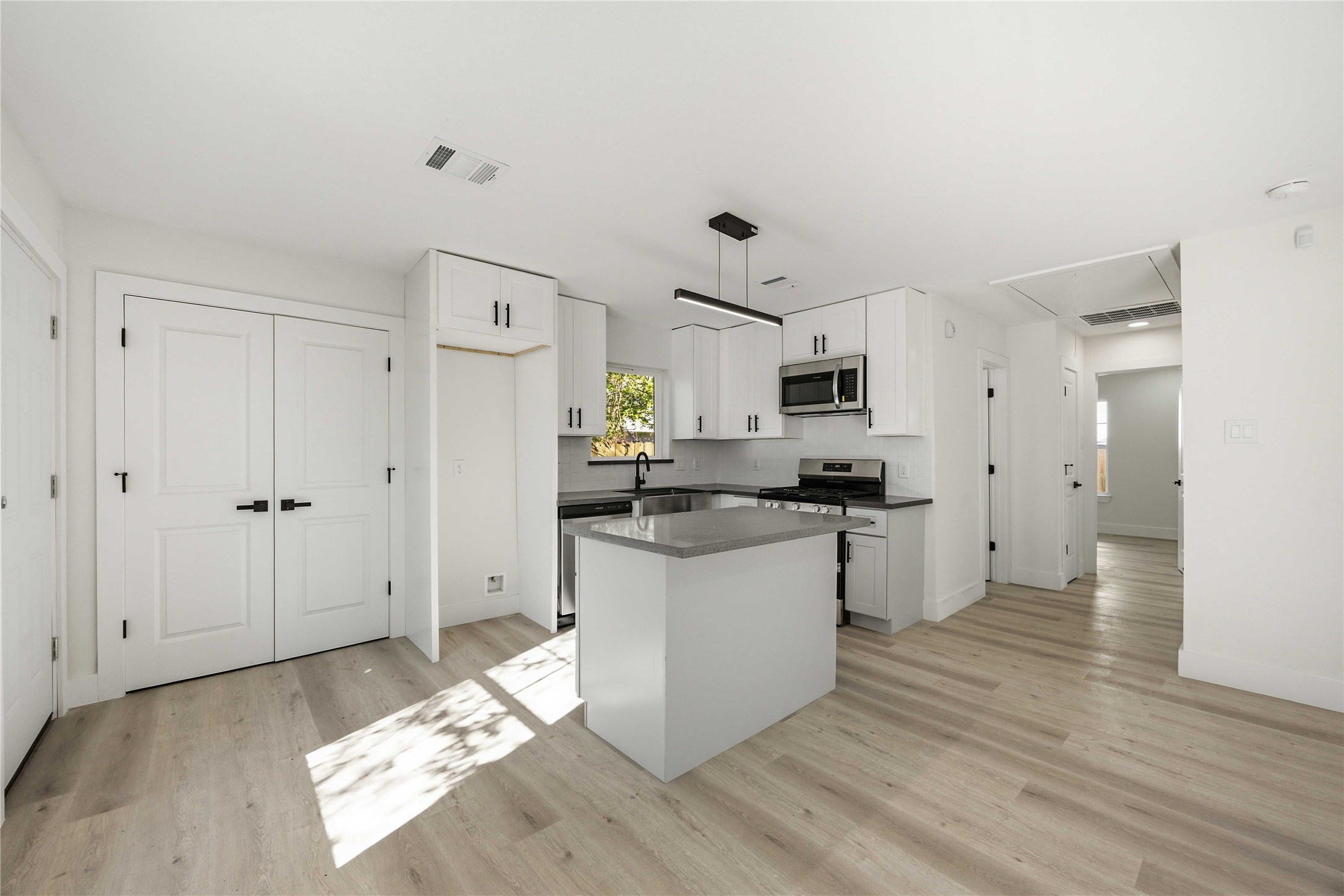 1503 Cavalcade Street Property Photo 4