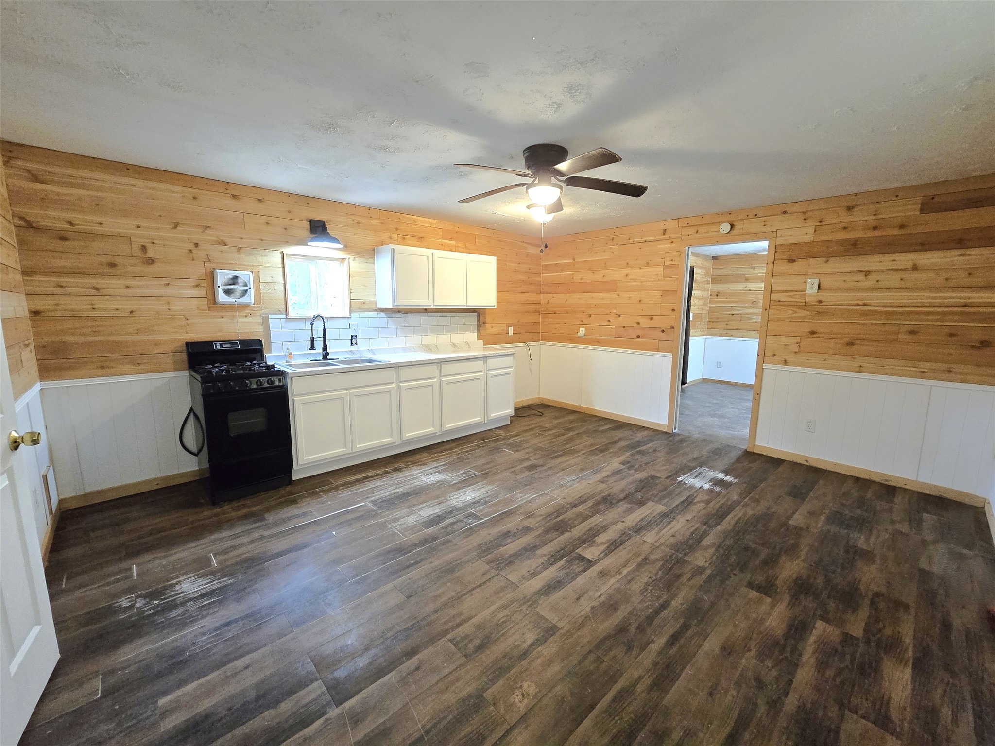 127 Navaho Trail Property Photo 4
