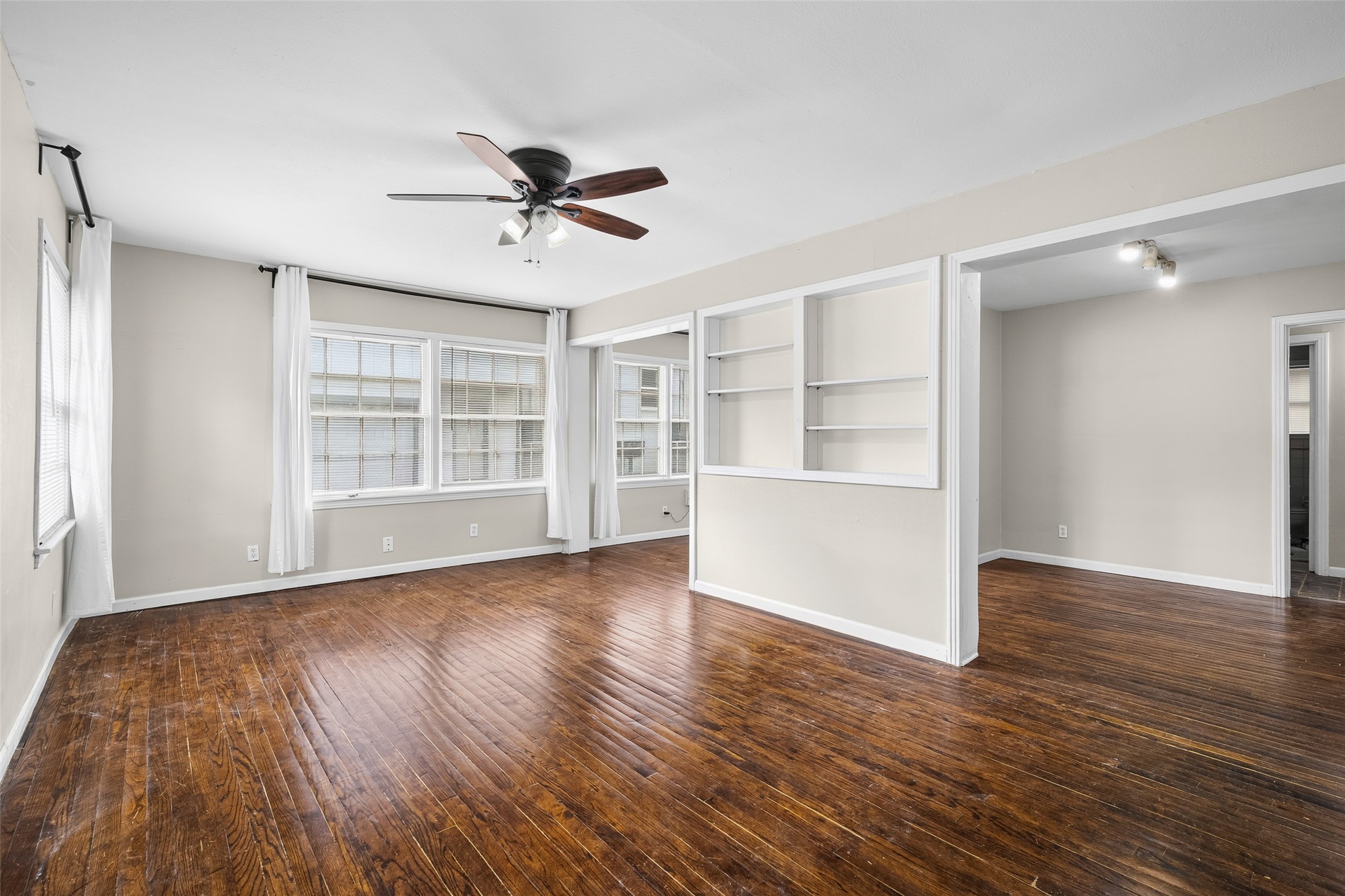 4505/4507 Larch Lane Property Photo 4