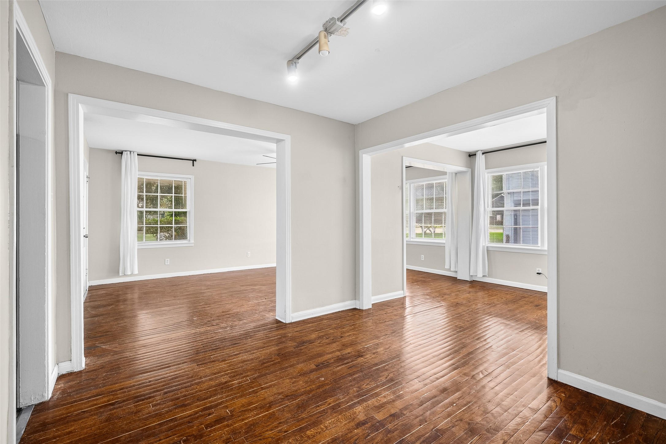 4505/4507 Larch Lane Property Photo 5