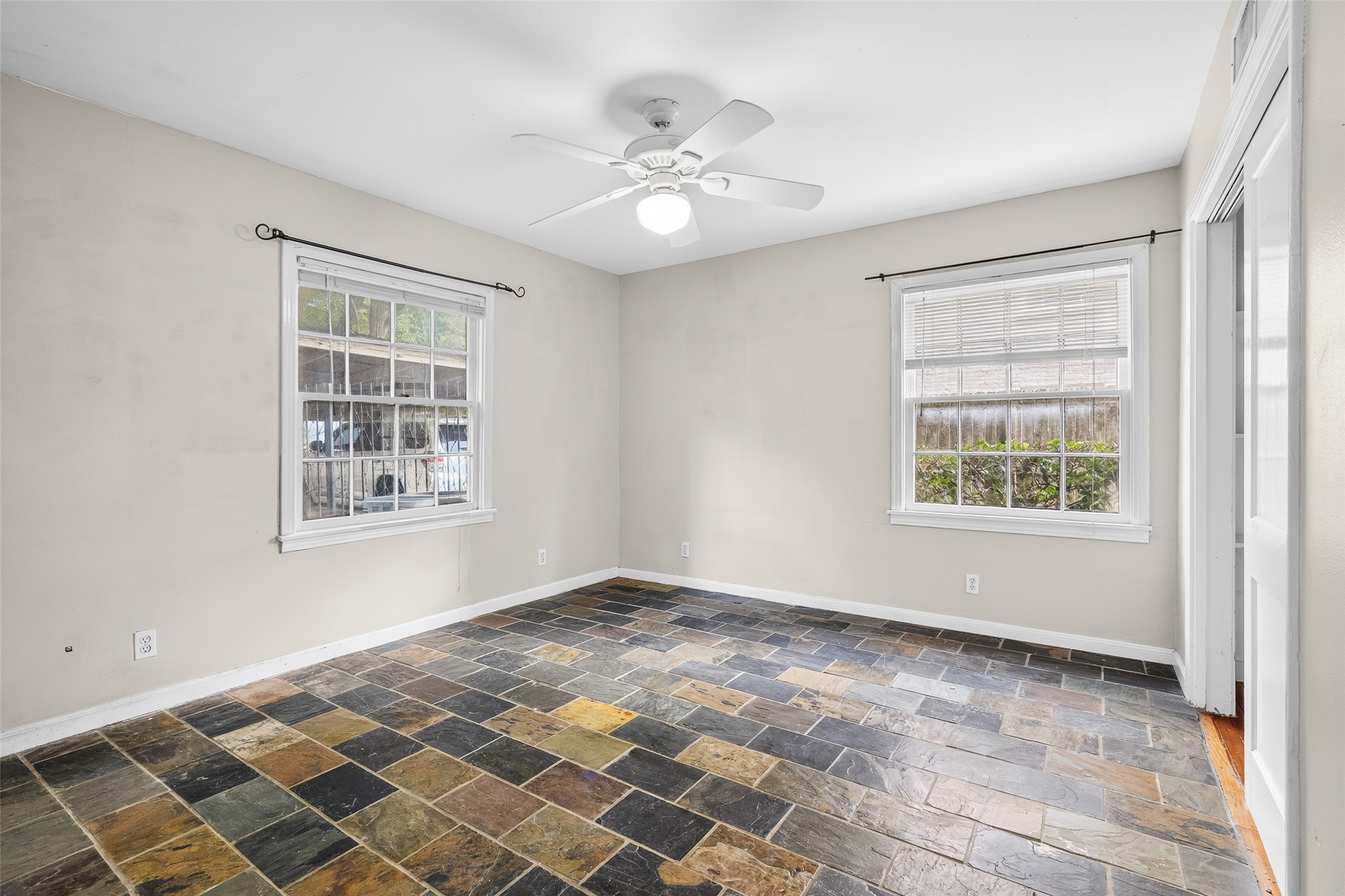 4505/4507 Larch Lane Property Photo 7