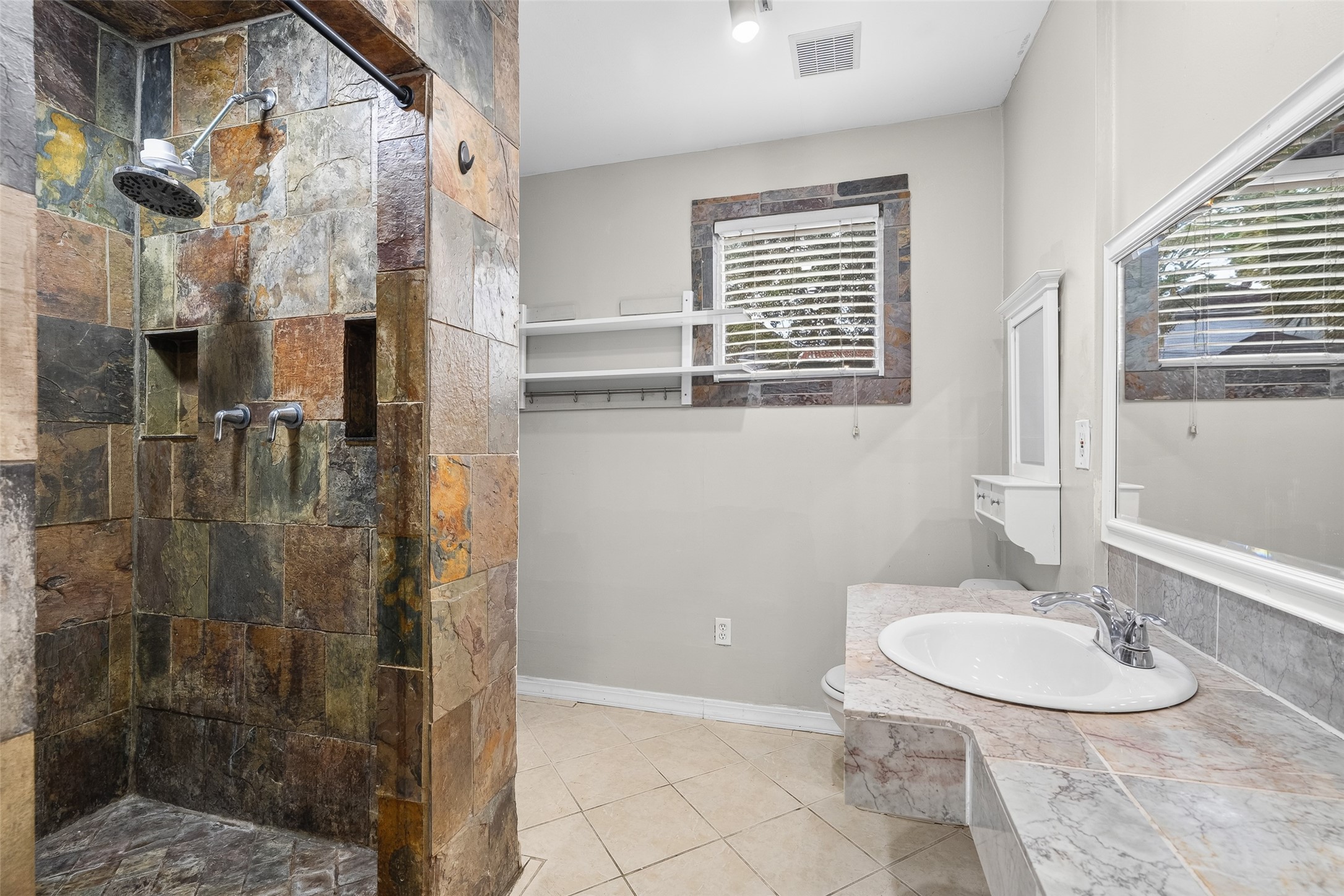 4505/4507 Larch Lane Property Photo 9