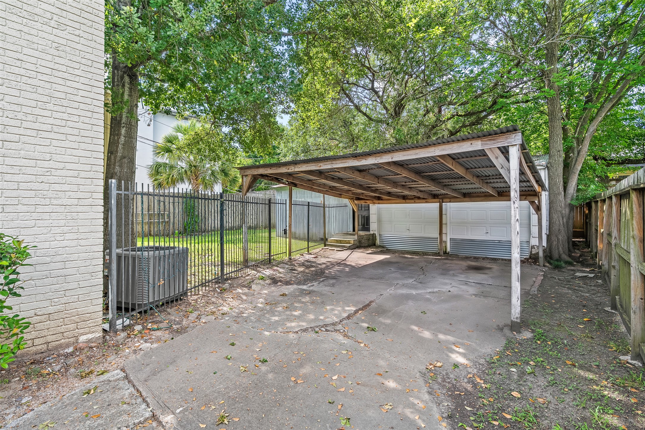 4505/4507 Larch Lane Property Photo 10